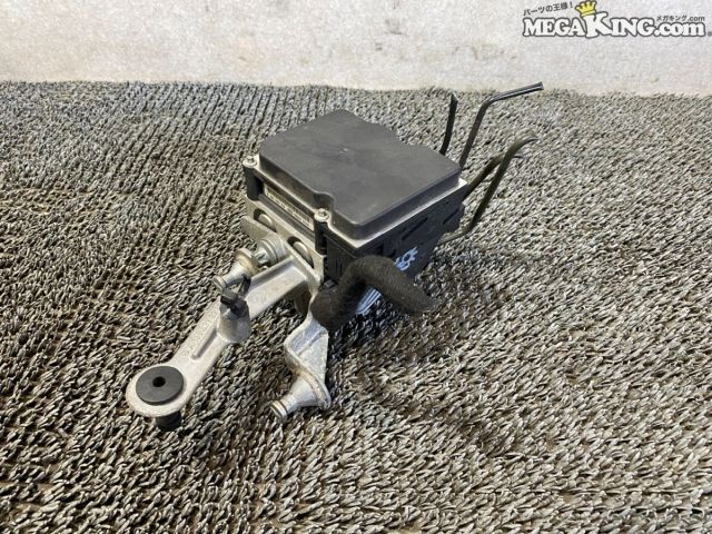 状態詳細 ■ 商品概要 信頼性の高いBOSCH（ボッシュ）製のモジュールであり、内部パーツの部品取りや、オーバーホール・修理用のコアベース部品としてご活用いただけます。 ■ 商品状態 全体的に取り外しや保管に伴う小キズ、薄汚れ、アルミ素材特有の軽いくすみが見受けられます。ブレーキパイプがすべて途中で切断されているパイプカット状態です。さらに画像4枚目の通り、配線コードも途中でカットされています。他に割れ欠けなどはなさそうですが、弊社ではテスト車両等の環境がないため実際の動作確認は行っていません。そのため、電装部分や油圧ポンプ機構の動作は保証の対象外とさせていただいています。取り外しまで正常に動作していたと聞いていますが、あらかじめ補修やオーバーホール、または部品取りを前提としたベースパーツとしてお考えください。 ■ 付属品 カットされたパイプやコード、固定ステーが付いたABSアクチュエーター本体がすべてとなります。取付ボルトなどのショートパーツは付属していませんので、必要に応じて別途ご用意ください。 商品は中古品の為、キズ、除去しきれていない汚れ、相応の使用感などあります。 個人的な主観となりますので、必ず画像にてご判断をお願いします。 状態につきましては見落とし、記載漏れ等ある場合がございますのでご購入をお考えの方は不明点等あればお気軽にご質問ください。 完璧な状態を求める方はO/H前提にご入札をお願いします。 ※消耗品のパーツに関しては基本的に交換前提でお願いします。 付属品は画像の物がすべてとなります。　　掲載枚数の関係上、画像ではわかり難い部分もありますが、ご納得頂ける方のみでお願いします。 中古品という事をご理解頂き、ノークレーム、ノーリターンでお願い致します。 ※ご注意 車高調、サスペンション、ショック、足廻り部品に関しては車種違いで取り付けできない場合を除いて、完全ノークレーム、ノーリターンとさせて頂きます。 万が一車種違いの場合は商品到着後1週間以内にご連絡下さい。 ※（1週間以内にご連絡が無い場合、クレームは、一切受け付けません） 商品は現品のみですので返金にて対応させていただきます。 補償範囲は商品の落札代金のみで、送料・取り付け工賃・その他諸費用は補償範囲外とさせていただきます。 以上の事項に同意される方のみご購入下さい。 特徴 コンディションランク 【 D 】 要補修品 使用感があり大きなダメージがある商品。 故障や破損や一部欠品など、何かしらの訳あり商品ではありますが部品取りや補修・修理して使われる方など状態よりも価格重視の商品。 メーカー ベンツ タイプ 純正 型式・仕様 W245 車種 Bクラス 品番 A1694310240 0265950618 カラー_素材 - 管理番号 5T5-1579 P:Saku - D:Bu - Ph:11 - SAGAWA　R:2310 / 22　-　36 - 16