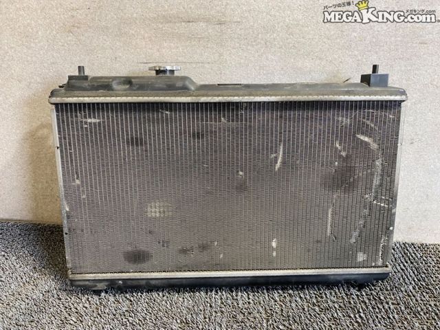 状態詳細 車種不明の為、ご自身にて判断可能な方のみご入札お願いします。 ■ 商品状態 コア部分のフィンには複数箇所で大きな曲がりや潰れが目立ちます。（8枚目画像参照） ウォーターライン自体への目立つクラックは見受けられませんが、 当店での水漏れ確認は行っていません。 電動ファンにつきましては左右ともに動作確認を行っております。 商品は中古品の為、キズ、除去しきれていない汚れ、相応の使用感などあります。 個人的な主観となりますので、必ず画像にてご判断をお願いします。 状態につきましては見落とし、記載漏れ等ある場合がございますのでご購入をお考えの方は不明点等あればお気軽にご質問ください。 完璧な状態を求める方はO/H前提にご入札をお願いします。 ※消耗品のパーツに関しては基本的に交換前提でお願いします。 付属品は画像の物がすべてとなります。　　掲載枚数の関係上、画像ではわかり難い部分もありますが、ご納得頂ける方のみでお願いします。 中古品という事をご理解頂き、ノークレーム、ノーリターンでお願い致します。 ※ご注意 エンジン部品に関しては車種違いで取り付けできない場合を除いて、完全ノークレーム、ノーリターンとさせて頂きます。 万が一車種違いの場合は商品到着後1週間以内にご連絡下さい。 ※（1週間以内にご連絡が無い場合、クレームは、一切受け付けません） 商品は現品のみですので返金にて対応させていただきます。 補償範囲は商品の落札代金のみで、送料・取り付け工賃・その他諸費用は補償範囲外とさせていただきます。 以上の事項に同意される方のみご購入下さい。 特徴 コンディションランク 【 C 】 一般中古品 使用感があり傷やダメージはありますが、問題なく使える一般的な商品。 メーカー ホンダ タイプ 純正 型式・仕様 - 車種 - 品番 82306-295 サイズ コア 縦 約350mm 横 約670mm 厚み 約25mm 管理番号 5T8-312 P:Oku - D:Higu - Ph:12 - SAGAWA　R:4480 / 70　-　63 - 15