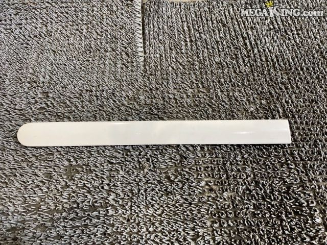 状態詳細 ■ 商品概要 ホンダ・シビックタイプR（EK9）純正の右リアクォーターモールです。 ■ 商品状態 外観には軽度のガリ傷やスレ傷、使用に伴う小傷や薄汚れが見受けられます。 割れや欠けなどの大きな破損はなく、取り付け用の部分も含めて実用には問題ない状態です。 塗装面に使用感がありますので、必要に応じて再塗装前提でお考え下さい。 商品は中古品の為、キズ、除去しきれていない汚れ、相応の使用感などあります。 個人的な主観となりますので、必ず画像にてご判断をお願いします。 状態につきましては見落とし、記載漏れ等ある場合がございますのでご購入をお考えの方は不明点等あればお気軽にご質問ください。 付属品は画像の物がすべてとなります。　　掲載枚数の関係上、画像ではわかり難い部分もありますが、ご納得頂ける方のみでお願いします。 中古品という事をご理解頂き、ノークレーム、ノーリターンでお願い致します。 特徴 コンディションランク 【 C 】 一般中古品 使用感があり傷やダメージはありますが、問題なく使える一般的な商品。 メーカー ホンダ タイプ 純正 型式・仕様 EK9 車種 シビック タイプR 品番 75304-S03-0030 管理番号 5T8-515 P:Oku - D:Higu - Ph:5 - SAGAWA　R:1630 / 45　-　4 - 4