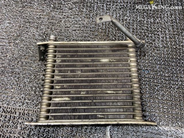 状態詳細 ■ 商品概要 HKS製の汎用14段オイルクーラーコアです。 油温上昇を抑え、サーキット走行やハードなドライビング時のエンジン保護に役立ちます。 加工用や補修用のベース部品としてご活用いただけます。 ■ 商品状態 全体的に使用に伴うすり傷、小傷、油汚れが見受けられます。 コアのフィン部分には軽度の曲がりや潰れが見受けられます。 漏れは無かったと聞いています。 商品は中古品の為、キズ、除去しきれていない汚れ、相応の使用感などあります。 個人的な主観となりますので、必ず画像にてご判断をお願いします。 状態につきましては見落とし、記載漏れ等ある場合がございますのでご購入をお考えの方は不明点等あればお気軽にご質問ください。 完璧な状態を求める方はO/H前提にご入札をお願いします。 ※消耗品のパーツに関しては基本的に交換前提でお願いします。 付属品は画像の物がすべてとなります。　　掲載枚数の関係上、画像ではわかり難い部分もありますが、ご納得頂ける方のみでお願いします。 中古品という事をご理解頂き、ノークレーム、ノーリターンでお願い致します。 ※ご注意 エンジン部品に関しては車種違いで取り付けできない場合を除いて、完全ノークレーム、ノーリターンとさせて頂きます。 万が一車種違いの場合は商品到着後1週間以内にご連絡下さい。 ※（1週間以内にご連絡が無い場合、クレームは、一切受け付けません） 商品は現品のみですので返金にて対応させていただきます。 補償範囲は商品の落札代金のみで、送料・取り付け工賃・その他諸費用は補償範囲外とさせていただきます。 以上の事項に同意される方のみご購入下さい。 特徴 コンディションランク 【 C 】 一般中古品 使用感があり傷やダメージはありますが、問題なく使える一般的な商品。 メーカー HKS タイプ - 型式・仕様 - 車種 - 品番 - サイズ 14段 アダプター径約22mm コアサイズ 横 約20mm × 縦 約20mm 参考適合車種 汎用 適合について 場合によっては加工が必要になる場合もございますので、マッチングに関しましては必ず上記記載車種を含め、ショップ等でご確認の上、ご入札ください。 適合に関しましてはあくまでも参考程度に記載しているため、適合を保証するものではありませんので一切クレームをお受けできないことをご了承ください。 あくまでもお客様の方でお調べ頂きご判断の上ご入札ください。 管理番号 2T8-1396 P:Sou - D:Higu - Ph:6 - SAGAWA　R:2310 / 30　-　24 - 15