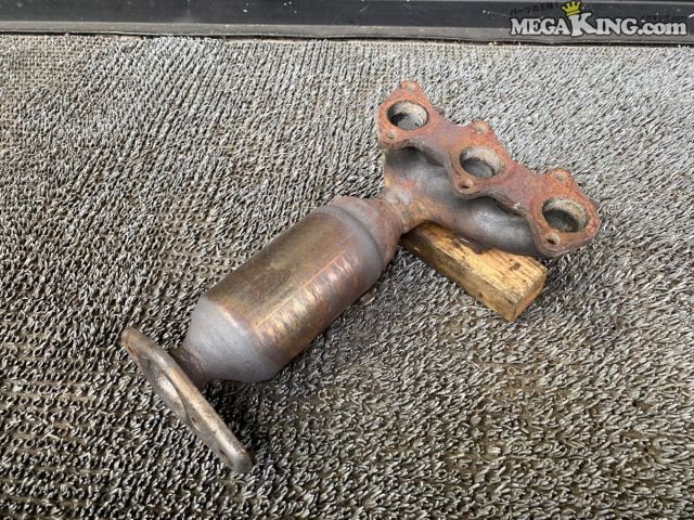 状態詳細 ■ 商品概要 交換用の補修ベースパーツや加工用、素材用としてご活用いただけます。 ■ 商品状態 全体的に経年によるサビや使用感があり、フランジのボルト穴にボルトがカットされて詰まった跡や、 ネジをカットしようとした傷痕が見受けられます。（6、7、8枚目画像参照） 触媒内部に関しましては、カサつきや棚落ち、ハニカムの崩れもなく良好な状態を保っています。 ネジが詰まっている為、修正前提でお考え下さい。 O2センサーは動作未確認の為、オマケ程度にお考えください。 商品は中古品の為、キズ、除去しきれていない汚れ、相応の使用感などあります。 個人的な主観となりますので、必ず画像にてご判断をお願いします。 状態につきましては見落とし、記載漏れ等ある場合がございますのでご購入をお考えの方は不明点等あればお気軽にご質問ください。 付属品は画像の物がすべてとなります。　　掲載枚数の関係上、画像ではわかり難い部分もありますが、ご納得頂ける方のみでお願いします。 中古品という事をご理解頂き、ノークレーム、ノーリターンでお願い致します。 特徴 コンディションランク 【 C 】 一般中古品 使用感があり傷やダメージはありますが、問題なく使える一般的な商品。 メーカー ミツビシ タイプ 純正 型式・仕様 H82W 車種 ekワゴン 品番 O2センサー：OZA609-M3 / 6J18 サイズ 取り付けパイプ径 約45mm / 約30mm 取り付けピッチ径 約77mm / 約110mm / 約60mm 管理番号 4T9-534 P:Saku - D:Higu - Ph:12 - SAGAWA　R:2310 / 24　-　37 - 17