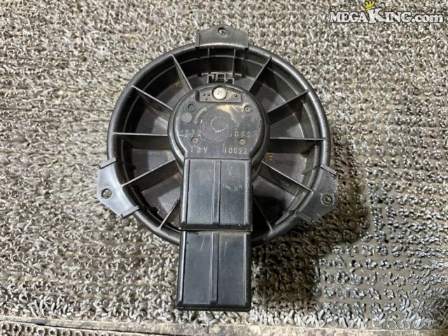 状態詳細 ■ 商品概要 エアコンやヒーターの送風を行う室内空調用の電装部品です。 補修用や予備パーツのベースとしてご活用いただけます。 ■ 商品状態 外観には使用に伴うスリ傷や小傷、ホコリや汚れの付着が見受けられます。 ファンの中心軸部分にはサビが見られますが、 樹脂部分に目立つ割れや欠け等の大きな破損はありません。 なお、電装部分およびモーターの動作確認は行っておりません。 商品は中古品の為、キズ、除去しきれていない汚れ、相応の使用感などあります。 個人的な主観となりますので、必ず画像にてご判断をお願いします。 状態につきましては見落とし、記載漏れ等ある場合がございますのでご購入をお考えの方は不明点等あればお気軽にご質問ください。 付属品は画像の物がすべてとなります。　　掲載枚数の関係上、画像ではわかり難い部分もありますが、ご納得頂ける方のみでお願いします。 中古品という事をご理解頂き、ノークレーム、ノーリターンでお願い致します。 特徴 コンディションランク 【 D 】 要補修品 使用感があり大きなダメージがある商品。 故障や破損や一部欠品など、何かしらの訳あり商品ではありますが部品取りや補修・修理して使われる方など状態よりも価格重視の商品。 メーカー スズキ タイプ 純正 型式・仕様 MH22S 車種 ワゴンR 品番 272200-092（一部読めません） 管理番号 T8-1925 P:Sou - D:Higu - Ph:8 - SAGAWA　R:1630 / 16　-　20 - 12