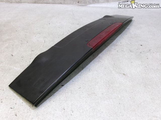 状態詳細 弊社にてハイマウントの点灯確認済みです。 取付部に割れや欠けがあり、クリップが一部欠品しています。（9枚目上左右画像参照） 配線がカットされています。 補修、再塗装前提でお考え下さい。 商品は中古品の為、キズ、除去しきれていない汚れ、相応の使用感などあります。 個人的な主観となりますので、必ず画像にてご判断をお願いします。 状態につきましては見落とし、記載漏れ等ある場合がございますのでご購入をお考えの方は不明点等あればお気軽にご質問ください。 付属品は画像の物がすべてとなります。　　掲載枚数の関係上、画像ではわかり難い部分もありますが、ご納得頂ける方のみでお願いします。 中古品という事をご理解頂き、ノークレーム、ノーリターンでお願い致します。 特徴 コンディションランク 【 D 】 要補修品 使用感があり大きなダメージがある商品。 故障や破損や一部欠品など、何かしらの訳あり商品ではありますが部品取りや補修・修理して使われる方など状態よりも価格重視の商品。 メーカー ミツビシ タイプ 純正 型式・仕様 HA1W 車種 アイ 品番 6515A001 カラー_素材 ブラックパール系 管理番号 2T2-610 P:Other - D:Higu - Ph:9 - SAGAWA　R:4480 / 103　-　21 - 8