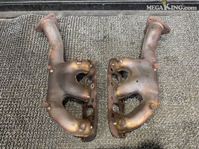 状態詳細 ■ 商品概要 日産 フェアレディZ（Z33）用の純正エキゾーストマニホールド左右セットです。 ■ 商品状態 全体的に素材特有のサビや経年による変色、使用感が見受けられます。 片側の遮熱板を取り付けるボルト穴にボルトが折れて残っている箇所があります。（5枚目画像参照） しかしながら、クラックや大きな曲がりはなさそうです。 全体的にサビやボルト折れがありますので、ボルトの除去やサビ取りなどの補修前提でお考え下さい。 商品は中古品の為、キズ、除去しきれていない汚れ、相応の使用感などあります。 個人的な主観となりますので、必ず画像にてご判断をお願いします。 状態につきましては見落とし、記載漏れ等ある場合がございますのでご購入をお考えの方は不明点等あればお気軽にご質問ください。 付属品は画像の物がすべてとなります。　　掲載枚数の関係上、画像ではわかり難い部分もありますが、ご納得頂ける方のみでお願いします。 中古品という事をご理解頂き、ノークレーム、ノーリターンでお願い致します。 特徴 コンディションランク 【 D 】 要補修品 使用感があり大きなダメージがある商品。 故障や破損や一部欠品など、何かしらの訳あり商品ではありますが部品取りや補修・修理して使われる方など状態よりも価格重視の商品。 メーカー ニッサン タイプ 純正 型式・仕様 Z33 車種 フェアレディZ 品番 - 管理番号 2T7-104 P:Saku - D:Higu - Ph:15 - SAGAWA　R:3360 / 55　-　26 - 20