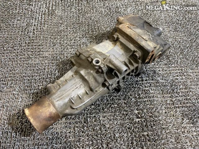 状態詳細 ■ 商品概要 三菱 ランサーエボリューション3（CE9A）純正のトランスファーです。 現在では希少となった駆動系パーツであり、ストックやリフレッシュ用としても貴重な部品です。 ■ 商品状態 金属部分全体に経年によるサビや汚れが見受けられます。 また、ドレンボルトのワッシャーにつぶれがあります。（6枚目画像参照） 外観上、目視による確認ではクラックや曲がりなどの大きな破損は見受けられません。 商品は中古品の為、キズ、除去しきれていない汚れ、相応の使用感などあります。 個人的な主観となりますので、必ず画像にてご判断をお願いします。 状態につきましては見落とし、記載漏れ等ある場合がございますのでご購入をお考えの方は不明点等あればお気軽にご質問ください。 完璧な状態を求める方はO/H前提にご入札をお願いします。 ※消耗品のパーツに関しては基本的に交換前提でお願いします。 付属品は画像の物がすべてとなります。　　掲載枚数の関係上、画像ではわかり難い部分もありますが、ご納得頂ける方のみでお願いします。 中古品という事をご理解頂き、ノークレーム、ノーリターンでお願い致します。 ※ご注意 エンジン部品に関しては車種違いで取り付けできない場合を除いて、完全ノークレーム、ノーリターンとさせて頂きます。 万が一車種違いの場合は商品到着後1週間以内にご連絡下さい。 ※（1週間以内にご連絡が無い場合、クレームは、一切受け付けません） 商品は現品のみですので返金にて対応させていただきます。 補償範囲は商品の落札代金のみで、送料・取り付け工賃・その他諸費用は補償範囲外とさせていただきます。 以上の事項に同意される方のみご購入下さい。 特徴 コンディションランク 【 C 】 一般中古品 使用感があり傷やダメージはありますが、問題なく使える一般的な商品。 メーカー ミツビシ タイプ 純正 型式・仕様 CE9A 車種 ランサーエボリューション3 品番 4L20607 管理番号 T10-1502 P:Oku - D:Higu - Ph:9 - SAGAWA　R:2310 / 45　-　18 - 16