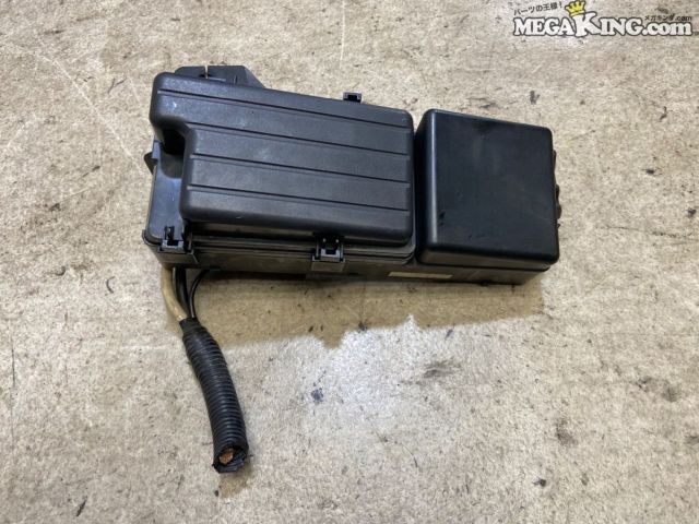 状態詳細 ■ 商品概要 ホンダ アコード（CL7）の純正ヒューズボックスです。エンジンルーム内などに配置されているリレーおよびヒューズのボックス本体となります。 ■ 商品状態 全体的に使用に伴う擦れや汚れ、小キズなどが見受けられますが、ボックス本体に致命的な割れや欠けはありません。ただし、本体下部から出ている太い配線が途中でカットされています。また、内部の各種リレーやヒューズを含め、弊社では通電および動作の確認を行っていません。そのため、電装部分の動作はすべて保証の対象外とさせていただいています。部品取り用の素材や、配線加工を前提とした修理ベースとしてお考えください。 ■ 付属品 画像に写っているヒューズボックス本体のみが付属します。内部に装着されているヒューズやリレーなどの消耗パーツについては保証の対象外とさせていただいています。 商品は中古品の為、キズ、除去しきれていない汚れ、相応の使用感などあります。 個人的な主観となりますので、必ず画像にてご判断をお願いします。 状態につきましては見落とし、記載漏れ等ある場合がございますのでご購入をお考えの方は不明点等あればお気軽にご質問ください。 付属品は画像の物がすべてとなります。　　掲載枚数の関係上、画像ではわかり難い部分もありますが、ご納得頂ける方のみでお願いします。 中古品という事をご理解頂き、ノークレーム、ノーリターンでお願い致します。 特徴 コンディションランク 【 D 】 要補修品 使用感があり大きなダメージがある商品。 故障や破損や一部欠品など、何かしらの訳あり商品ではありますが部品取りや補修・修理して使われる方など状態よりも価格重視の商品。 メーカー ホンダ タイプ 純正 型式・仕様 CL7 車種 アコード 品番 - カラー_素材 - 管理番号 3T6-490 P:Taka - D:Bu - Ph:5 - SAGAWA　R:2310 / 31　-　18 - 13