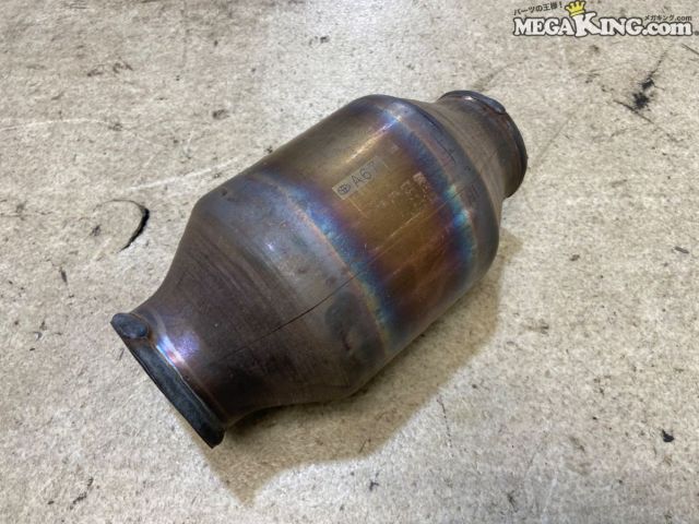 状態詳細 ■ 商品状態 外観には使用や取り外しに伴う擦れや排気熱による変色がありますが、大きなクラックや破損は見受けられません。 内部のハニカムフィルターに関しては、崩れや目立つカサ付きはなく、網目が残っている状態です。 前後のパイプがカットされているため、このまま車両へ装着することはできません。 ワンオフマフラーの製作や、他車種への流用加工、または研究用などのベース部品としてお考えください。 商品は中古品の為、キズ、除去しきれていない汚れ、相応の使用感などあります。 個人的な主観となりますので、必ず画像にてご判断をお願いします。 状態につきましては見落とし、記載漏れ等ある場合がございますのでご購入をお考えの方は不明点等あればお気軽にご質問ください。 付属品は画像の物がすべてとなります。　　掲載枚数の関係上、画像ではわかり難い部分もありますが、ご納得頂ける方のみでお願いします。 中古品という事をご理解頂き、ノークレーム、ノーリターンでお願い致します。 特徴 コンディションランク 【 D 】 要補修品 使用感があり大きなダメージがある商品。 故障や破損や一部欠品など、何かしらの訳あり商品ではありますが部品取りや補修・修理して使われる方など状態よりも価格重視の商品。 メーカー トヨタ タイプ 純正 型式・仕様 GXPA16 車種 GRヤリス 品番 A67 サイズ 全長：約240mm 幅：約125mm パイプ径：約70mm、約75mm 管理番号 5T6-1320 P:Taka - D:Higu - Ph:6 - SAGAWA　R:1630 / 24　-　13 - 13