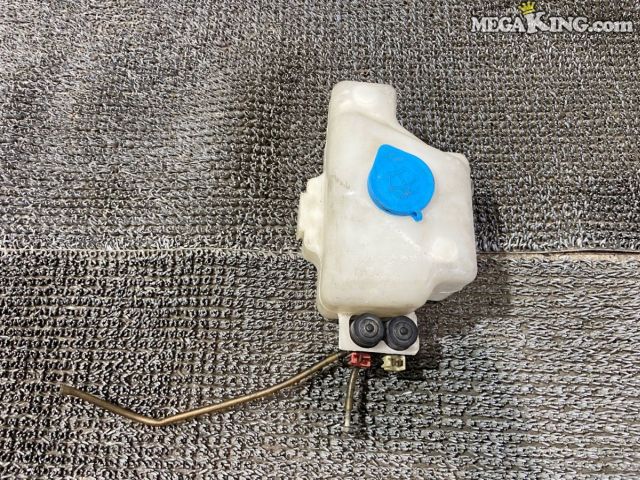 状態詳細 ■ 商品概要 JF1型N-BOXより取り外した、ホンダ純正のウォッシャータンク（ウォッシャーポンプモーター2機付き）です。流通量の多い車種の消耗パーツです。 ■ 商品状態 全体的に経年・使用に伴う取り切れない汚れや細かな擦れ傷、小傷が見受けられます。樹脂タンク本体の割れや欠け、取付ステーの破損はなさそうです。注意点として、付属しているウォッシャーモーター（2機）に関しては実地使用できるか不明の未確認状態となります。また、本体下部から伸びている配管用ホースが途中でカットされています。ご使用の際はホースの延長や結合、必要に応じてモーターの交換等を行ってください。そのままの状態では正常に使用できないリスクを伴うため、部品取りや修理ベースのジャンク品としてお考えください。 ■ 付属品 画像に写っているウォッシャータンク本体、ウォッシャーモーター2個、カットされた配管ホース、青いタンクキャップの一式がすべてとなります。固定用のビスやクリップ、ボルト類は付属いたしません。 商品は中古品の為、キズ、除去しきれていない汚れ、相応の使用感などあります。 個人的な主観となりますので、必ず画像にてご判断をお願いします。 状態につきましては見落とし、記載漏れ等ある場合がございますのでご購入をお考えの方は不明点等あればお気軽にご質問ください。 付属品は画像の物がすべてとなります。　　掲載枚数の関係上、画像ではわかり難い部分もありますが、ご納得頂ける方のみでお願いします。 中古品という事をご理解頂き、ノークレーム、ノーリターンでお願い致します。 特徴 コンディションランク 【 D 】 要補修品 使用感があり大きなダメージがある商品。 故障や破損や一部欠品など、何かしらの訳あり商品ではありますが部品取りや補修・修理して使われる方など状態よりも価格重視の商品。 メーカー ホンダ タイプ 純正 型式・仕様 JF1 車種 N-BOX 品番 - 管理番号 T5-2162 P:Sou - D:Other - Ph:7 - SAGAWA　R:1630 / 18　-　30 - 16