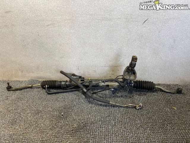 状態詳細 ■ 商品概要 ホンダ シビックタイプR（EK9）純正のステアリングラックです。 希少な車両の純正パーツであり、リフレッシュ用や補修用のベース部品としてもご活用いただけます。 ■ 商品状態 全体的に使用に伴う軽度のサビやスレ傷が見受けられます。 目視の限りクラックや曲がりといった大きなダメージはありません。 手動にてギアの回転動作を確認したところ、スムーズに動作しています。 両サイドアームのブーツにひび割れが生じています。（4、6枚目画像参照） 必要に応じてブーツ等の交換をおすすめいたします。 また、付属品の過不足は不明の為、不足パーツは別途ご用意ください。 商品は中古品の為、キズ、除去しきれていない汚れ、相応の使用感などあります。 個人的な主観となりますので、必ず画像にてご判断をお願いします。 状態につきましては見落とし、記載漏れ等ある場合がございますのでご購入をお考えの方は不明点等あればお気軽にご質問ください。 付属品は画像の物がすべてとなります。　　掲載枚数の関係上、画像ではわかり難い部分もありますが、ご納得頂ける方のみでお願いします。 中古品という事をご理解頂き、ノークレーム、ノーリターンでお願い致します。 特徴 コンディションランク 【 C 】 一般中古品 使用感があり傷やダメージはありますが、問題なく使える一般的な商品。 メーカー ホンダ タイプ 純正 型式・仕様 EK9 タイプR 車種 シビック 品番 510-06135 ZO 管理番号 5T7-621 P:Other - D:Higu - Ph:10 - SAGAWA　R:8420 / 140　-　27 - 25