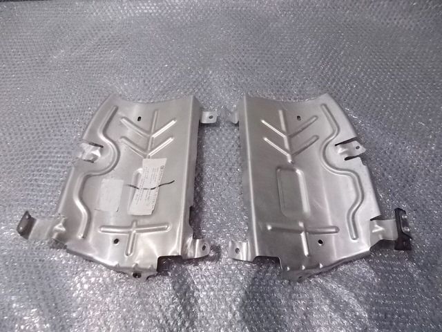 【中古】★激安!★車種不明 ポルシェ 純正 ノーマル 遮熱板 左右 911 ? 996 ? 997 ? 分かる方 / P11-127