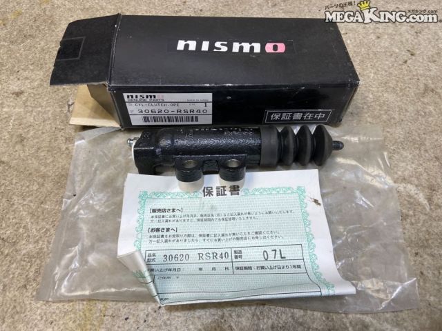 状態詳細 ■ 商品概要 日産スカイライン（ER34/RB25DET等）に適合するニスモ製のビッグオペレーティングシリンダーです。 ペダル踏力を軽減し、強化クラッチ装着時におけるクラッチ操作の負担を和らげる効果があります。 ■ 商品状態 元箱付きの新品未使用品です。 本体にキズやサビなどは見受けられず良好な状態を保っています。 保管に伴い外箱に若干の擦れや傷みが見られますので、アウトレット品としてお考えください。 ※ご注意 エンジン部品に関しては車種違いで取り付けできない場合を除いて、完全ノークレーム、ノーリターンとさせて頂きます。 万が一車種違いの場合は商品到着後1週間以内にご連絡下さい。 ※（1週間以内にご連絡が無い場合、クレームは、一切受け付けません） 商品は現品のみですので返金にて対応させていただきます。 補償範囲は商品の落札代金のみで、送料・取り付け工賃・その他諸費用は補償範囲外とさせていただきます。 以上の事項に同意される方のみご購入下さい。 特徴 コンディションランク 【 S 】 未使用・展示品 一定期間保管・展示されいていた商品。 商品画像撮影の為、開封の場合もあります。 メーカー NISMO ニスモ タイプ - 型式・仕様 ER34 車種 スカイライン 品番 30620-RSR40 サイズ 13/16 管理番号 T8-533 P:Bu - D:Higu - Ph:6 - SAGAWA　R:1340 / 19　-　5 - 8