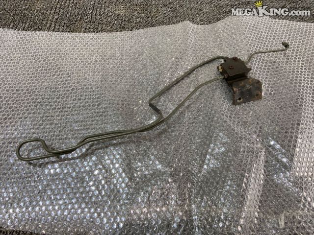 状態詳細 ■ 商品状態 経年によるサビや塗装の剥がれが全体的に見受けられます。 ブラケット部分にも錆が出ていますが、配管自体に走行に支障が出るような大きな曲がりやクラックはなさそうです。 なお、実際の車両に取り付けての油圧確認や漏れチェックは行っていません。 現状でのお渡しとなりますので、必要に応じてサビ落としや再塗装などのメンテナンスを行ってからご使用ください。 商品は中古品の為、キズ、除去しきれていない汚れ、相応の使用感などあります。 個人的な主観となりますので、必ず画像にてご判断をお願いします。 状態につきましては見落とし、記載漏れ等ある場合がございますのでご購入をお考えの方は不明点等あればお気軽にご質問ください。 完璧な状態を求める方はO/H前提にご入札をお願いします。 ※消耗品のパーツに関しては基本的に交換前提でお願いします。 付属品は画像の物がすべてとなります。　　掲載枚数の関係上、画像ではわかり難い部分もありますが、ご納得頂ける方のみでお願いします。 中古品という事をご理解頂き、ノークレーム、ノーリターンでお願い致します。 ※ご注意 エンジン部品に関しては車種違いで取り付けできない場合を除いて、完全ノークレーム、ノーリターンとさせて頂きます。 万が一車種違いの場合は商品到着後1週間以内にご連絡下さい。 ※（1週間以内にご連絡が無い場合、クレームは、一切受け付けません） 商品は現品のみですので返金にて対応させていただきます。 補償範囲は商品の落札代金のみで、送料・取り付け工賃・その他諸費用は補償範囲外とさせていただきます。 以上の事項に同意される方のみご購入下さい。 特徴 コンディションランク 【 C 】 一般中古品 使用感があり傷やダメージはありますが、問題なく使える一般的な商品。 メーカー ニッサン タイプ 純正 型式・仕様 BNR32 車種 スカイライン GT-R 品番 - 管理番号 2T6-171 P:Sou - D:Other - Ph:7 - SAGAWA　R:2310 / 70　-　18 - 7