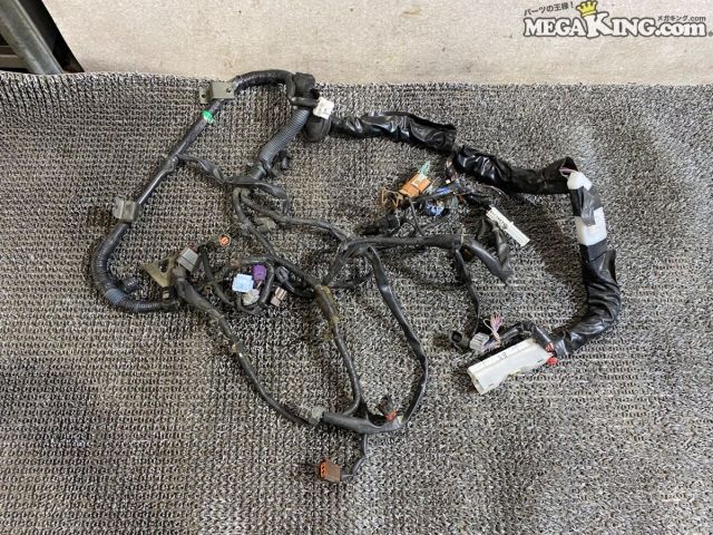 状態詳細 ■ 商品状態 画像の物が全てとなりますので、付属品等は画像をご確認ください。 全体的に経年による使用感や汚れが見受けられます。 1箇所のカプラーに割れがあるほか、配線の一部に加工された跡があります。（2、7枚目画像参照） 電装部分の動作については確認を行っていませんので、あらかじめご了承ください。補修用のベース部品や部品取り用としてお考えください。 商品は中古品の為、キズ、除去しきれていない汚れ、相応の使用感などあります。 個人的な主観となりますので、必ず画像にてご判断をお願いします。 状態につきましては見落とし、記載漏れ等ある場合がございますのでご購入をお考えの方は不明点等あればお気軽にご質問ください。 付属品は画像の物がすべてとなります。　　掲載枚数の関係上、画像ではわかり難い部分もありますが、ご納得頂ける方のみでお願いします。 中古品という事をご理解頂き、ノークレーム、ノーリターンでお願い致します。 特徴 コンディションランク 【 D 】 要補修品 使用感があり大きなダメージがある商品。 故障や破損や一部欠品など、何かしらの訳あり商品ではありますが部品取りや補修・修理して使われる方など状態よりも価格重視の商品。 メーカー ニッサン タイプ 純正 型式・仕様 S15 NA 車種 シルビア 管理番号 2T6-238 P:Oku - D:Other - Ph:10 - SAGAWA　R:3660 / 53　-　55 - 15
