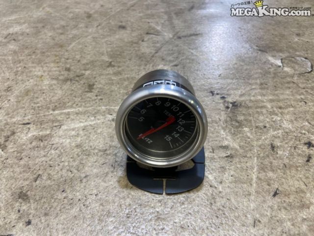 状態詳細 ■ 商品概要 水温や油温などの状態を把握するための追加メーターとして、 スポーツ走行時のコンディション管理やコクピットのドレスアップに活用できます。 HKSメーターホルダーが付属しています。 ■ 商品状態 外観には使用に伴うスレ傷、小傷、汚れ、金属部分の薄いサビ等が見受けられます。 レンズ面やフレームに目立つ割れや大きな破損はありませんが、 配線コードや温度センサー本体などの周辺パーツは付属していません。 弊社では動作確認を行っておりません。 商品は中古品の為、キズ、除去しきれていない汚れ、相応の使用感などあります。 個人的な主観となりますので、必ず画像にてご判断をお願いします。 状態につきましては見落とし、記載漏れ等ある場合がございますのでご購入をお考えの方は不明点等あればお気軽にご質問ください。 付属品は画像の物がすべてとなります。　　掲載枚数の関係上、画像ではわかり難い部分もありますが、ご納得頂ける方のみでお願いします。 中古品という事をご理解頂き、ノークレーム、ノーリターンでお願い致します。 特徴 コンディションランク 【 D 】 要補修品 使用感があり大きなダメージがある商品。 故障や破損や一部欠品など、何かしらの訳あり商品ではありますが部品取りや補修・修理して使われる方など状態よりも価格重視の商品。 メーカー BLITZ ブリッツ タイプ - 型式・仕様 - 車種 - 品番 BNM-26651 サイズ 約60φ 管理番号 2T8-1684 P:Taka - D:Higu - Ph:5 - SAGAWA　R:1340 / 9　-　8 - 7