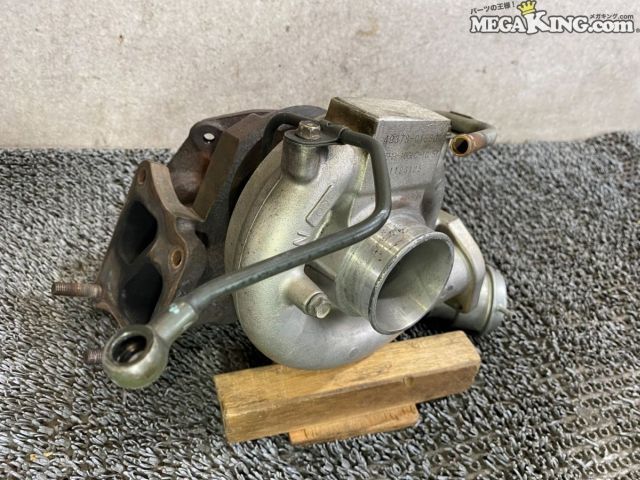 状態詳細 ■ 商品概要 三菱 ランサーエボリューション9（CT9A）用の純正タービンです。 人気のTD05HR-16G6C-10.5T仕様で、 純正戻しやリビルト・補修用のベースパーツとしておすすめのアイテムです。 ■ 商品状態 外観には使用に伴うサビや焼き色、スス汚れが見受けられます。 軸には軽い横ガタがありますが許容範囲内で、縦ガタはありません。 タービンブレードに欠けはなくスムーズに回ります。 本体にクラックや曲がりは見受けられませんが、スタッドボルト1本に折れがあります。（7枚目画像参照） 商品は中古品の為、キズ、除去しきれていない汚れ、相応の使用感などあります。 個人的な主観となりますので、必ず画像にてご判断をお願いします。 状態につきましては見落とし、記載漏れ等ある場合がございますのでご購入をお考えの方は不明点等あればお気軽にご質問ください。 完璧な状態を求める方はO/H前提にご入札をお願いします。 ※消耗品のパーツに関しては基本的に交換前提でお願いします。 付属品は画像の物がすべてとなります。　　掲載枚数の関係上、画像ではわかり難い部分もありますが、ご納得頂ける方のみでお願いします。 中古品という事をご理解頂き、ノークレーム、ノーリターンでお願い致します。 ※ご注意 エンジン部品に関しては車種違いで取り付けできない場合を除いて、完全ノークレーム、ノーリターンとさせて頂きます。 万が一車種違いの場合は商品到着後1週間以内にご連絡下さい。 ※（1週間以内にご連絡が無い場合、クレームは、一切受け付けません） 商品は現品のみですので返金にて対応させていただきます。 補償範囲は商品の落札代金のみで、送料・取り付け工賃・その他諸費用は補償範囲外とさせていただきます。 以上の事項に同意される方のみご購入下さい。 特徴 コンディションランク 【 C 】 一般中古品 使用感があり傷やダメージはありますが、問題なく使える一般的な商品。 メーカー ミツビシ タイプ 純正 型式・仕様 CT9A 車種 ランサーエボリューション9 品番 49378-01580 TD05HR-16G6C-10.5T 051123125 管理番号 2T8-1345 P:Oku - D:Higu - Ph:12 - SAGAWA　R:2570 / 43　-　38 - 25