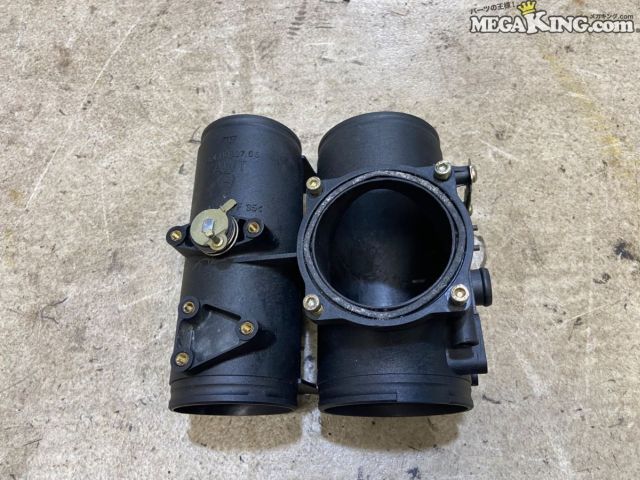 状態詳細 ■ 商品概要 ポルシェ964/911純正のインテークマニホールドです。 空冷ポルシェ964系の吸気系パーツで、レストアや予備パーツ、 補修用ベースとしてご活用いただけます。 ■ 商品状態 外観に割れや欠け等の著しい破損は見受けられません。 樹脂表面には年式や使用に伴うスレや汚れが多少残っています。 商品は中古品の為、キズ、除去しきれていない汚れ、相応の使用感などあります。 個人的な主観となりますので、必ず画像にてご判断をお願いします。 状態につきましては見落とし、記載漏れ等ある場合がございますのでご購入をお考えの方は不明点等あればお気軽にご質問ください。 完璧な状態を求める方はO/H前提にご入札をお願いします。 ※消耗品のパーツに関しては基本的に交換前提でお願いします。 付属品は画像の物がすべてとなります。　　掲載枚数の関係上、画像ではわかり難い部分もありますが、ご納得頂ける方のみでお願いします。 中古品という事をご理解頂き、ノークレーム、ノーリターンでお願い致します。 ※ご注意 エンジン部品に関しては車種違いで取り付けできない場合を除いて、完全ノークレーム、ノーリターンとさせて頂きます。 万が一車種違いの場合は商品到着後1週間以内にご連絡下さい。 ※（1週間以内にご連絡が無い場合、クレームは、一切受け付けません） 商品は現品のみですので返金にて対応させていただきます。 補償範囲は商品の落札代金のみで、送料・取り付け工賃・その他諸費用は補償範囲外とさせていただきます。 以上の事項に同意される方のみご購入下さい。 特徴 コンディションランク 【 C 】 一般中古品 使用感があり傷やダメージはありますが、問題なく使える一般的な商品。 メーカー PORSCHE ポルシェ タイプ 純正 型式・仕様 964 車種 911 品番 96411012706 管理番号 T8-1369 P:Taka - D:Higu - Ph:6 - SAGAWA　R:1630 / 19　-　20 - 14