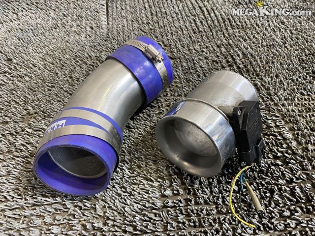 状態詳細 ■ 商品状態 画像の物が全てとなりますので、付属品等は画像をご確認ください。 パイプ本体やシリコンホースに使用に伴うスレや小傷、薄い汚れが見受けられますが、 クラックや曲がりといった大きなダメージはありません。 なお、エアフローセンサー部分の動作確認は行っていません。 商品は中古品の為、キズ、除去しきれていない汚れ、相応の使用感などあります。 個人的な主観となりますので、必ず画像にてご判断をお願いします。 状態につきましては見落とし、記載漏れ等ある場合がございますのでご購入をお考えの方は不明点等あればお気軽にご質問ください。 付属品は画像の物がすべてとなります。　　掲載枚数の関係上、画像ではわかり難い部分もありますが、ご納得頂ける方のみでお願いします。 中古品という事をご理解頂き、ノークレーム、ノーリターンでお願い致します。 特徴 コンディションランク 【 C 】 一般中古品 使用感があり傷やダメージはありますが、問題なく使える一般的な商品。 メーカー スバル HKS タイプ 純正 型式・仕様 GDB アプライドB 車種 インプレッサ 品番 - サイズ エアフロー側：約80mm パイプ側：約75mm 管理番号 2T7-1651 P:Oku - D:Higu - Ph:7 - SAGAWA　R:1630 / 25　-　22 - 20