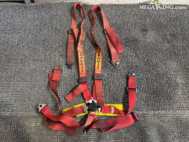 状態詳細 ■ 商品状態 全体的に使用感があり、ベルト部分にはほつれや、 保管時の型がついている箇所が複数見受けられます。 また、金属金具部分やベルトの一部には赤い塗料の付着があり、 ベルト本体に大きな破れはなさそうですので、状態を写真でよくご確認ください。 なお、公式レースでの使用期限は1991年までと切れていますので、 公式競技用としてはお使いいただけません。 商品は中古品の為、キズ、除去しきれていない汚れ、相応の使用感などあります。 個人的な主観となりますので、必ず画像にてご判断をお願いします。 状態につきましては見落とし、記載漏れ等ある場合がございますのでご購入をお考えの方は不明点等あればお気軽にご質問ください。 付属品は画像の物がすべてとなります。　　掲載枚数の関係上、画像ではわかり難い部分もありますが、ご納得頂ける方のみでお願いします。 中古品という事をご理解頂き、ノークレーム、ノーリターンでお願い致します。 特徴 コンディションランク 【 C 】 一般中古品 使用感があり傷やダメージはありますが、問題なく使える一般的な商品。 メーカー Sabelt サベルト TRW タイプ - 型式・仕様 - 車種 - 品番 1991 カラー_素材 レッド系 サイズ ベルト幅：約50mm 2インチ 参考適合車種 汎用 適合について 場合によっては加工が必要になる場合もございますので、マッチングに関しましては必ず上記記載車種を含め、ショップ等でご確認の上、ご入札ください。 適合に関しましてはあくまでも参考程度に記載しているため、適合を保証するものではありませんので一切クレームをお受けできないことをご了承ください。 あくまでもお客様の方でお調べ頂きご判断の上ご入札ください。 管理番号 2T7-1046 P:Oku - D:Higu - Ph:8 - SAGAWA　R:1630 / 40　-　26 - 15