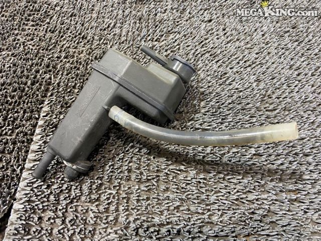 状態詳細 ■ 商品概要 マツダ FD3S RX-7の純正リザーブタンクです。 ■ 商品状態 本体には使用に伴う傷や汚れ、変色などの経年変化が見受けられます。 外観の目視確認では割れや欠けといった致命的なダメージは見受けられません。 商品は中古品の為、キズ、除去しきれていない汚れ、相応の使用感などあります。 個人的な主観となりますので、必ず画像にてご判断をお願いします。 状態につきましては見落とし、記載漏れ等ある場合がございますのでご購入をお考えの方は不明点等あればお気軽にご質問ください。 完璧な状態を求める方はO/H前提にご入札をお願いします。 ※消耗品のパーツに関しては基本的に交換前提でお願いします。 付属品は画像の物がすべてとなります。　　掲載枚数の関係上、画像ではわかり難い部分もありますが、ご納得頂ける方のみでお願いします。 中古品という事をご理解頂き、ノークレーム、ノーリターンでお願い致します。 ※ご注意 エンジン部品に関しては車種違いで取り付けできない場合を除いて、完全ノークレーム、ノーリターンとさせて頂きます。 万が一車種違いの場合は商品到着後1週間以内にご連絡下さい。 ※（1週間以内にご連絡が無い場合、クレームは、一切受け付けません） 商品は現品のみですので返金にて対応させていただきます。 補償範囲は商品の落札代金のみで、送料・取り付け工賃・その他諸費用は補償範囲外とさせていただきます。 以上の事項に同意される方のみご購入下さい。 特徴 コンディションランク 【 C 】 一般中古品 使用感があり傷やダメージはありますが、問題なく使える一般的な商品。 メーカー マツダ タイプ 純正 型式・仕様 FD3S 車種 RX-7 品番 - 管理番号 2T7-1761 P:Sou - D:Higu - Ph:6 - SAGAWA　R:1630 / 23　-　23 - 10