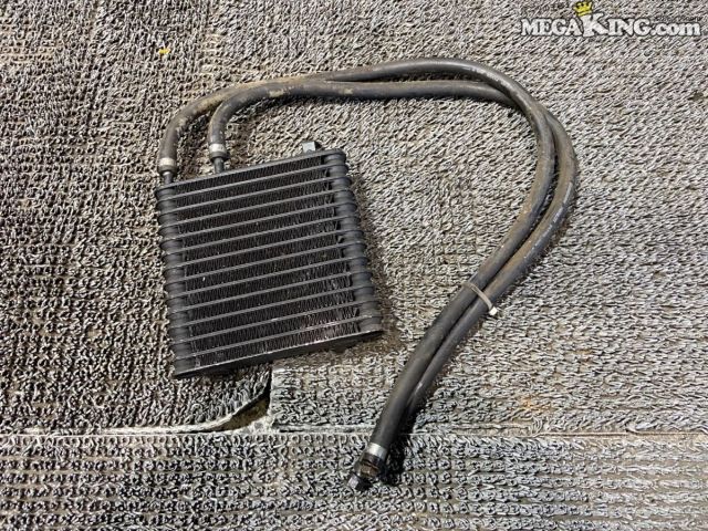 状態詳細 メーカー・車種不明のため、ご自身にて判断可能な方のみご入札お願いします。 ■ 商品状態 コア部分のフィンには全体的に折れや曲がりが見受けられます。 割れや著しい欠損はありませんが、全体的に使用に伴う油汚れや傷、サビがあります。 商品は中古品の為、キズ、除去しきれていない汚れ、相応の使用感などあります。 個人的な主観となりますので、必ず画像にてご判断をお願いします。 状態につきましては見落とし、記載漏れ等ある場合がございますのでご購入をお考えの方は不明点等あればお気軽にご質問ください。 完璧な状態を求める方はO/H前提にご入札をお願いします。 ※消耗品のパーツに関しては基本的に交換前提でお願いします。 付属品は画像の物がすべてとなります。　　掲載枚数の関係上、画像ではわかり難い部分もありますが、ご納得頂ける方のみでお願いします。 中古品という事をご理解頂き、ノークレーム、ノーリターンでお願い致します。 ※ご注意 エンジン部品に関しては車種違いで取り付けできない場合を除いて、完全ノークレーム、ノーリターンとさせて頂きます。 万が一車種違いの場合は商品到着後1週間以内にご連絡下さい。 ※（1週間以内にご連絡が無い場合、クレームは、一切受け付けません） 商品は現品のみですので返金にて対応させていただきます。 補償範囲は商品の落札代金のみで、送料・取り付け工賃・その他諸費用は補償範囲外とさせていただきます。 以上の事項に同意される方のみご購入下さい。 特徴 コンディションランク 【 D 】 要補修品 使用感があり大きなダメージがある商品。 故障や破損や一部欠品など、何かしらの訳あり商品ではありますが部品取りや補修・修理して使われる方など状態よりも価格重視の商品。 メーカー - タイプ - 型式・仕様 - 車種 - サイズ コア：約 横155mm × 縦200mm 管理番号 2T7-1764 P:Sou - D:Higu - Ph:9 - SAGAWA　R:2570 / 47　-　57 - 8