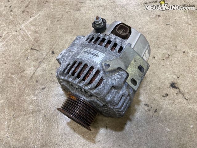 状態詳細 ■ 商品概要 トヨタのノアおよびヴォクシー（AZR60）に対応する純正オルタネーターです。 ■ 商品状態 外観には経年使用による金属特有の腐食や黒ずみ、汚れ等が見受けられます。 プーリー部分には赤サビが発生していますが、手動での回転はスムーズで固着感はありません。 割れやクラックといった大きな破損は見受けられません。 弊社では専用テスターや実車に装着しての動作確認を行っていません。 商品は中古品の為、キズ、除去しきれていない汚れ、相応の使用感などあります。 個人的な主観となりますので、必ず画像にてご判断をお願いします。 状態につきましては見落とし、記載漏れ等ある場合がございますのでご購入をお考えの方は不明点等あればお気軽にご質問ください。 付属品は画像の物がすべてとなります。　　掲載枚数の関係上、画像ではわかり難い部分もありますが、ご納得頂ける方のみでお願いします。 中古品という事をご理解頂き、ノークレーム、ノーリターンでお願い致します。 特徴 コンディションランク 【 D 】 要補修品 使用感があり大きなダメージがある商品。 故障や破損や一部欠品など、何かしらの訳あり商品ではありますが部品取りや補修・修理して使われる方など状態よりも価格重視の商品。 メーカー トヨタ タイプ 純正 型式・仕様 AZR60 車種 ヴォクシー 品番 27060-28160 参考適合車種 ノア 等 適合について 場合によっては加工が必要になる場合もございますので、マッチングに関しましては必ず上記記載車種を含め、ショップ等でご確認の上、ご入札ください。 適合に関しましてはあくまでも参考程度に記載しているため、適合を保証するものではありませんので一切クレームをお受けできないことをご了承ください。 あくまでもお客様の方でお調べ頂きご判断の上ご入札ください。 管理番号 4KT7-1819 P:Taka - D:Higu - Ph:6 - SAGAWA　R:1630 / 15　-　19 - 16