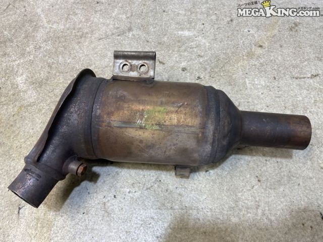 状態詳細 ■ 商品概要 ポルシェ 986ボクスター用の純正触媒です。 希少な純正排気パーツとなっており、補修ベースや溶接加工用、 または触媒金属素材としてお使いいただけます。 ■ 商品状態 パイプ部分に切断されたカット跡があります。（6枚目画像参照） タイコにはへこみがあります。 外観の金属面には使用に伴う焼け、サビ、キズがあります。 内部のハニカムにつきましては、崩れやガタつき、棚落ちは見受けられず、 しっかりと残っている状態です。 切断およびへこみがあるため、素材取り用等としてお考えください。 商品は中古品の為、キズ、除去しきれていない汚れ、相応の使用感などあります。 個人的な主観となりますので、必ず画像にてご判断をお願いします。 状態につきましては見落とし、記載漏れ等ある場合がございますのでご購入をお考えの方は不明点等あればお気軽にご質問ください。 付属品は画像の物がすべてとなります。　　掲載枚数の関係上、画像ではわかり難い部分もありますが、ご納得頂ける方のみでお願いします。 中古品という事をご理解頂き、ノークレーム、ノーリターンでお願い致します。 特徴 コンディションランク 【 D 】 要補修品 使用感があり大きなダメージがある商品。 故障や破損や一部欠品など、何かしらの訳あり商品ではありますが部品取りや補修・修理して使われる方など状態よりも価格重視の商品。 メーカー PORSCHE ポルシェ タイプ 純正 型式・仕様 986 車種 ボクスター 品番 99611302100 管理番号 T10-910 P:Bu - D:Higu - Ph:9 - SAGAWA　R:2310 / 32　-　23 - 14