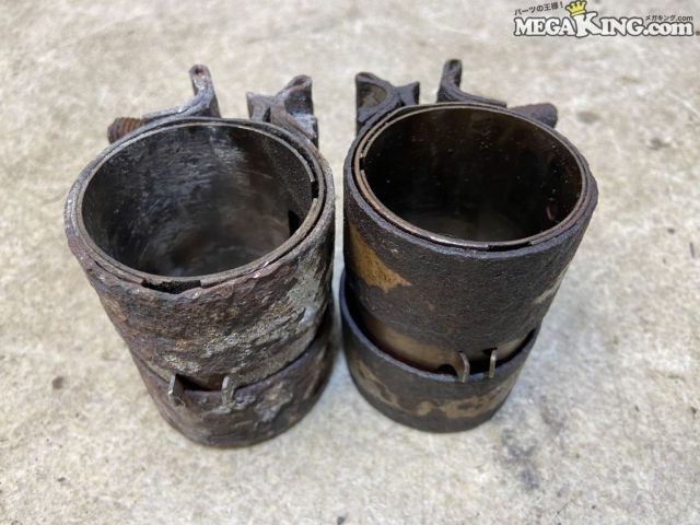 状態詳細 ■ 商品概要 ポルシェ 986ボクスター 純正の触媒ジョイント2個セットです。 触媒やエキゾーストラインの接続・固定に使用される純正パーツとなります。 ■ 商品状態 全体的に経年や熱影響に伴う激しいサビ、腐食、汚れ、擦れ傷が見受けられます。 固定用ボルト・ナット部分にも錆が生じており、スムーズに回転するかどうかの確認は行っていません。 商品は中古品の為、キズ、除去しきれていない汚れ、相応の使用感などあります。 個人的な主観となりますので、必ず画像にてご判断をお願いします。 状態につきましては見落とし、記載漏れ等ある場合がございますのでご購入をお考えの方は不明点等あればお気軽にご質問ください。 付属品は画像の物がすべてとなります。　　掲載枚数の関係上、画像ではわかり難い部分もありますが、ご納得頂ける方のみでお願いします。 中古品という事をご理解頂き、ノークレーム、ノーリターンでお願い致します。 特徴 コンディションランク 【 D 】 要補修品 使用感があり大きなダメージがある商品。 故障や破損や一部欠品など、何かしらの訳あり商品ではありますが部品取りや補修・修理して使われる方など状態よりも価格重視の商品。 メーカー PORSCHE ポルシェ タイプ 純正 型式・仕様 986 車種 ボクスター 品番 99611110902 管理番号 T10-913 P:Bu - D:Higu - Ph:7 - SAGAWA　R:1340 / 13　-　8 - 8