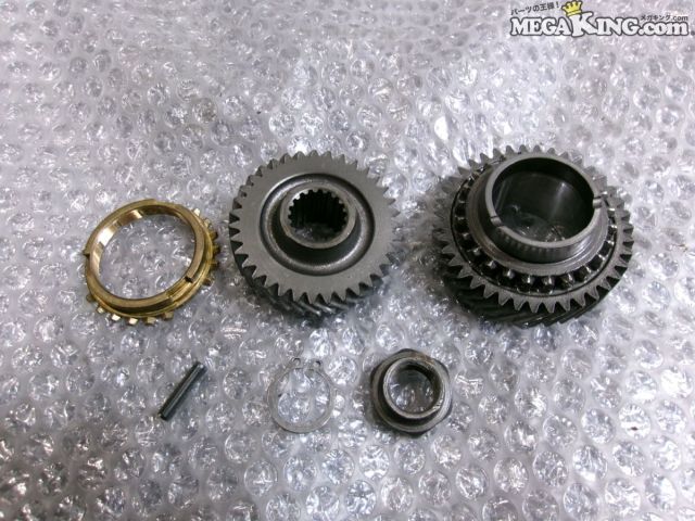 状態詳細 画像の物が全てとなりますので、付属品等は画像をご確認ください。 5速ギアです。 欠けは無さそうです。 商品は中古品の為、キズ、除去しきれていない汚れ、相応の使用感などあります。 個人的な主観となりますので、必ず画像にてご判断をお願いします。 状態につきましては見落とし、記載漏れ等ある場合がございますのでご購入をお考えの方は不明点等あればお気軽にご質問ください。 完璧な状態を求める方はO/H前提にご入札をお願いします。 ※消耗品のパーツに関しては基本的に交換前提でお願いします。 付属品は画像の物がすべてとなります。　　掲載枚数の関係上、画像ではわかり難い部分もありますが、ご納得頂ける方のみでお願いします。 中古品という事をご理解頂き、ノークレーム、ノーリターンでお願い致します。 ※ご注意 エンジン部品に関しては車種違いで取り付けできない場合を除いて、完全ノークレーム、ノーリターンとさせて頂きます。 万が一車種違いの場合は商品到着後1週間以内にご連絡下さい。 ※（1週間以内にご連絡が無い場合、クレームは、一切受け付けません） 商品は現品のみですので返金にて対応させていただきます。 補償範囲は商品の落札代金のみで、送料・取り付け工賃・その他諸費用は補償範囲外とさせていただきます。 以上の事項に同意される方のみご購入下さい。 特徴 コンディションランク 【 C 】 一般中古品 使用感があり傷やダメージはありますが、問題なく使える一般的な商品。 メーカー スズキ タイプ 純正 型式・仕様 HA36S 車種 アルトワークス 品番 - 管理番号 2T3-1021 P:Oku - D:Higu - Ph:5 - SAGAWA　R:1340 / 20　-　10 - 8
