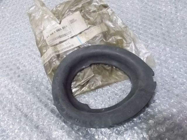【中古】★未使用!★BMW E46 3シリーズ 純正 ノーマル フロント ロア スプリングパット ラバーパッド 1個 31331096664 E60 E61 等 / Q6-333