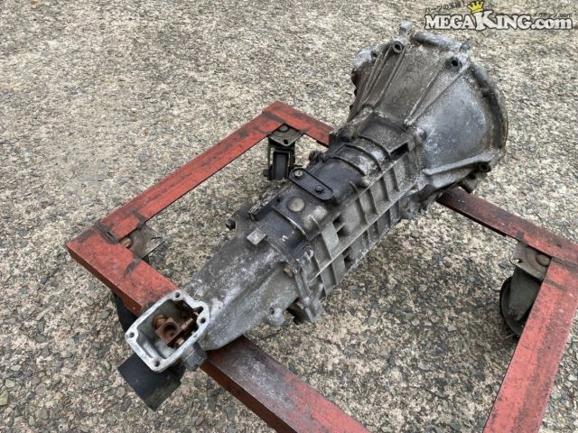 状態詳細 ■ 商品概要 トヨタ AE86 レビン・トレノ向けの純正5速マニュアルミッションです。 貴重な当時物パーツとなっており、 予備部品やオーバーホールベースとしてご活用いただけます。 ■ 商品状態 外観には経年使用によるサビやアルミ特有の腐食、汚れが見受けられます。 釜の内部にガリ傷があり、プロペラシャフト側のカバー部分に軽い曲がりがあります。（5、9枚目画像参照） ケース自体にクラックや大きな曲がりは見受けられず、 各ギアの変速動作およびシャフトの回転はスムーズに行える状態です。 ドレンボルト付着の鉄粉は少ない状態となっています。 車両に取り付けての実走動作確認は行っておりません。 商品は中古品の為、キズ、除去しきれていない汚れ、相応の使用感などあります。 個人的な主観となりますので、必ず画像にてご判断をお願いします。 状態につきましては見落とし、記載漏れ等ある場合がございますのでご購入をお考えの方は不明点等あればお気軽にご質問ください。 完璧な状態を求める方はO/H前提にご入札をお願いします。 ※消耗品のパーツに関しては基本的に交換前提でお願いします。 付属品は画像の物がすべてとなります。　　掲載枚数の関係上、画像ではわかり難い部分もありますが、ご納得頂ける方のみでお願いします。 中古品という事をご理解頂き、ノークレーム、ノーリターンでお願い致します。 【配達についてご注意】 受取人名が個人名の場合、西濃運輸の営業所止めとなります。 ※こちらの商品は代引き及び時間指定がお受けできませんのでご了承ください。 「お届け先情報」に法人、ショップ様名のご記載がない場合は、全て受取人は個人様宛と判断されます。 （当店から発送時に確認のご連絡は一切行なっておりませんのでご自身の責任においてご登録をお願い致します） ※法人様宛てはご指定の住所まで直接配達となります。 ご購入後は、ご理解いただいたものとしてお取り引きを進めさせていただきます。 この配達方法は運送会社からの取り決めとされております。 そのためお受取人様を法人またはショップ様にご指定いただくことを強くお勧めいたします ※ご注意 エンジン部品に関しては車種違いで取り付けできない場合を除いて、完全ノークレーム、ノーリターンとさせて頂きます。 万が一車種違いの場合は商品到着後1週間以内にご連絡下さい。 ※（1週間以内にご連絡が無い場合、クレームは、一切受け付けません） 商品は現品のみですので返金にて対応させていただきます。 補償範囲は商品の落札代金のみで、送料・取り付け工賃・その他諸費用は補償範囲外とさせていただきます。 以上の事項に同意される方のみご購入下さい。 特徴 コンディションランク 【 D 】 要補修品 使用感があり大きなダメージがある商品。 故障や破損や一部欠品など、何かしらの訳あり商品ではありますが部品取りや補修・修理して使われる方など状態よりも価格重視の商品。 メーカー トヨタ タイプ 純正 型式・仕様 AE86 5MT 車種 レビン トレノ 品番 - 管理番号 T8-2029 P:Oku - D:Higu - Ph:17 - SEINO　R:9700 / 75　-　40 - 40