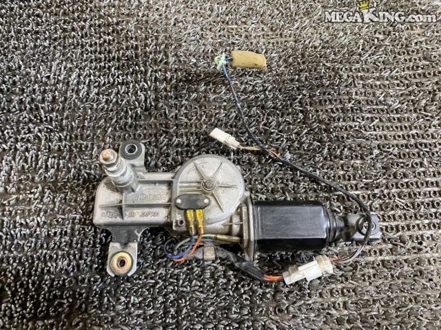 状態詳細 ■ 商品概要 日産180SX（RPS13）から取り外された純正リアワイパーモーターです。 希少な当時物パーツであり、補修用やレストアのベースパーツとしてお使いいただけます。 ■ 商品状態 外観には経年による使用感や小キズ、薄いサビや汚れが見受けられますが、 ボディやステー部分に目立つ割れや大きな欠け等のダメージは見受けられません。 弊社環境では動作未確認です。 商品は中古品の為、キズ、除去しきれていない汚れ、相応の使用感などあります。 個人的な主観となりますので、必ず画像にてご判断をお願いします。 状態につきましては見落とし、記載漏れ等ある場合がございますのでご購入をお考えの方は不明点等あればお気軽にご質問ください。 付属品は画像の物がすべてとなります。　　掲載枚数の関係上、画像ではわかり難い部分もありますが、ご納得頂ける方のみでお願いします。 中古品という事をご理解頂き、ノークレーム、ノーリターンでお願い致します。 特徴 コンディションランク 【 D 】 要補修品 使用感があり大きなダメージがある商品。 故障や破損や一部欠品など、何かしらの訳あり商品ではありますが部品取りや補修・修理して使われる方など状態よりも価格重視の商品。 メーカー ニッサン タイプ 純正 型式・仕様 RPS13 車種 180SX 品番 28710-40F00 RW210-0031 管理番号 T8-2033 P:Oku - D:Higu - Ph:7 - SAGAWA　R:1630 / 30　-　17 - 13