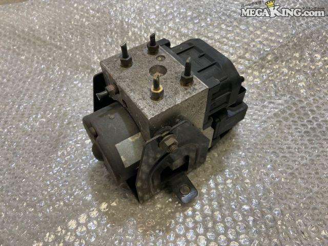 状態詳細 ■ 商品概要 マツダ ロードスター（NB8C・AT車）用の純正ABSユニットです。 ■ 商品状態 アルミブロック部分に経年による白サビやクスミ、小傷が見受けられます。 付属のステー金具には擦り傷や部分的なサビが出ています。 全体的に本体にヒビやクラック等の大きな破損はありません。 取り外し前までは正常に動作していたものと伺っています。 商品は中古品の為、キズ、除去しきれていない汚れ、相応の使用感などあります。 個人的な主観となりますので、必ず画像にてご判断をお願いします。 状態につきましては見落とし、記載漏れ等ある場合がございますのでご購入をお考えの方は不明点等あればお気軽にご質問ください。 付属品は画像の物がすべてとなります。　　掲載枚数の関係上、画像ではわかり難い部分もありますが、ご納得頂ける方のみでお願いします。 中古品という事をご理解頂き、ノークレーム、ノーリターンでお願い致します。 特徴 コンディションランク 【 C 】 一般中古品 使用感があり傷やダメージはありますが、問題なく使える一般的な商品。 メーカー マツダ タイプ 純正 型式・仕様 NB8C AT 車種 ロードスター 品番 N068 43 7A0 管理番号 T7-1866 P:Taka - D:Higu - Ph:7 - SAGAWA　R:1630 / 20　-　16 - 15