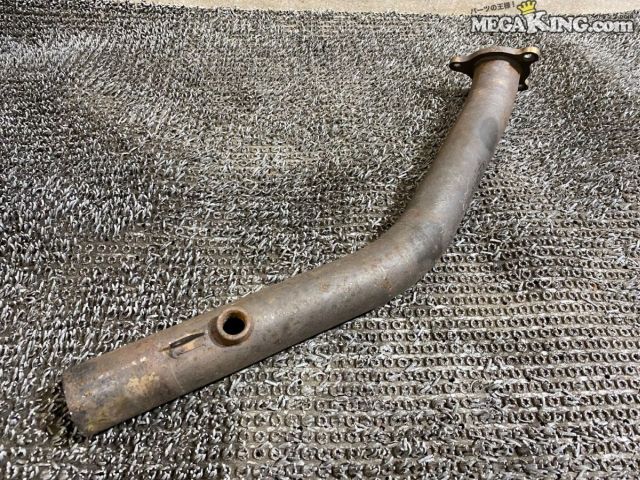 状態詳細 ■ 商品概要 マツダ NA6CE型ロードスター用、社外フロントパイプのフロント側です。 耐久性に優れたオールステンレス素材が採用されており、 排気系カスタムや補修のベース部品として適しています。 ■ 商品状態 全体に熱や排気による焼け、変色、サビ、使用に伴うキズや汚れが見受けられます。 こちらは差し込み式の製品ですが、リア側パイプが欠品しておりフロント側のみとなります。 目視で確認できる範囲では、クラックや大きな曲がりなどは見受けられません。 単体では取り付けが完了しないため、ワンオフ加工用や補修用ベース素材としてお考えください。 商品は中古品の為、キズ、除去しきれていない汚れ、相応の使用感などあります。 個人的な主観となりますので、必ず画像にてご判断をお願いします。 状態につきましては見落とし、記載漏れ等ある場合がございますのでご購入をお考えの方は不明点等あればお気軽にご質問ください。 付属品は画像の物がすべてとなります。　　掲載枚数の関係上、画像ではわかり難い部分もありますが、ご納得頂ける方のみでお願いします。 中古品という事をご理解頂き、ノークレーム、ノーリターンでお願い致します。 特徴 コンディションランク 【 D 】 要補修品 使用感があり大きなダメージがある商品。 故障や破損や一部欠品など、何かしらの訳あり商品ではありますが部品取りや補修・修理して使われる方など状態よりも価格重視の商品。 メーカー 社外 タイプ - 型式・仕様 NA6CE 車種 ロードスター 品番 - カラー_素材 オールステンレス サイズ 全長 約560mm パイプ径 約50mm 取り付けピッチ 約80mm、約55mm 取付フランジ径 約50mm 管理番号 4T10-856 P:Oku - D:Higu - Ph:5 - SAGAWA　R:2310 / 60　-　16 - 10