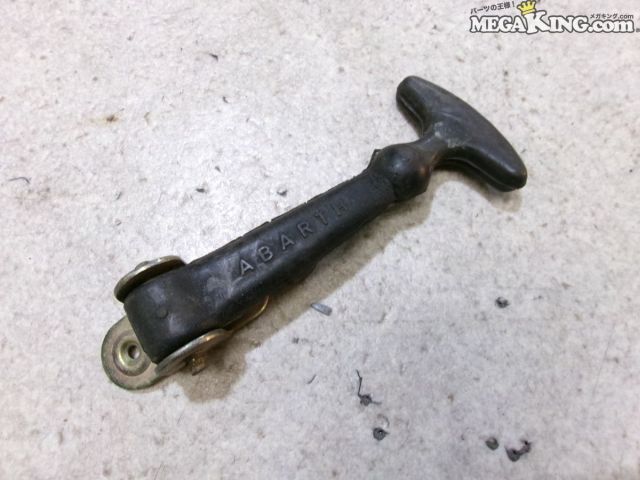 【中古】年式・メーカー不明 フィアット ? 純正 ? アバルト ボンネットフック 1個のみ 分かる方 / 2S3-1578