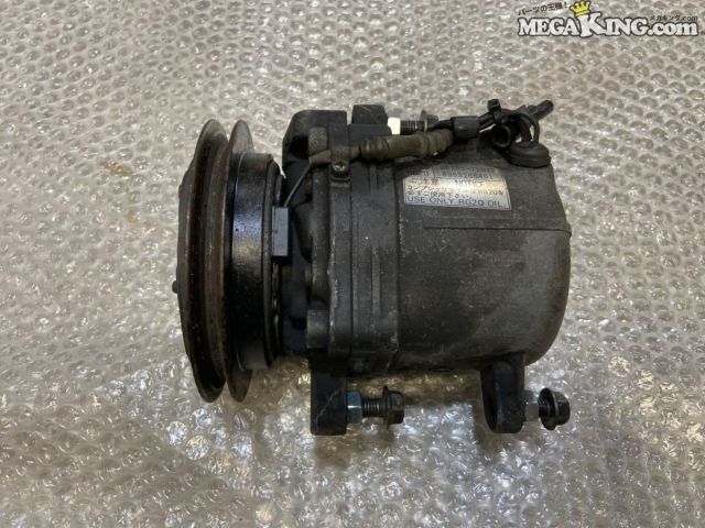状態詳細 ■ 商品概要 スズキ ジムニー（JA22W）から取り外した純正エアコンコンプレッサーです。 純正補修用やリビルド・オーバーホール前提のベースパーツとしてご活用いただけます。 ■ 商品状態 外観には経年使用や保管に伴う汚れ、錆、金属面のくすみが見受けられますが、 目立つクラック等の破損はありません。 プーリーは前後ともに手動でスムーズに回ることを確認しています。 なお、車体装着状態での通電および動作確認は行っていません。 商品は中古品の為、キズ、除去しきれていない汚れ、相応の使用感などあります。 個人的な主観となりますので、必ず画像にてご判断をお願いします。 状態につきましては見落とし、記載漏れ等ある場合がございますのでご購入をお考えの方は不明点等あればお気軽にご質問ください。 付属品は画像の物がすべてとなります。　　掲載枚数の関係上、画像ではわかり難い部分もありますが、ご納得頂ける方のみでお願いします。 中古品という事をご理解頂き、ノークレーム、ノーリターンでお願い致します。 特徴 コンディションランク 【 D 】 要補修品 使用感があり大きなダメージがある商品。 故障や破損や一部欠品など、何かしらの訳あり商品ではありますが部品取りや補修・修理して使われる方など状態よりも価格重視の商品。 メーカー スズキ タイプ 純正 型式・仕様 JA22W 車種 ジムニー 品番 95201-72B23 管理番号 T8-1224 P:Taka - D:Higu - Ph:6 - SAGAWA　R:1630 / 15　-　17 - 13