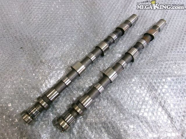 状態詳細 かるいサビがありますが、当たり面にガリキズは無さそうです。 クラックや曲がりは無さそうです。 商品は中古品の為、キズ、除去しきれていない汚れ、相応の使用感などあります。 個人的な主観となりますので、必ず画像にてご判断をお願いします。 状態につきましては見落とし、記載漏れ等ある場合がございますのでご購入をお考えの方は不明点等あればお気軽にご質問ください。 完璧な状態を求める方はO/H前提にご入札をお願いします。 ※消耗品のパーツに関しては基本的に交換前提でお願いします。 付属品は画像の物がすべてとなります。　　掲載枚数の関係上、画像ではわかり難い部分もありますが、ご納得頂ける方のみでお願いします。 中古品という事をご理解頂き、ノークレーム、ノーリターンでお願い致します。 ※ご注意 エンジン部品に関しては車種違いで取り付けできない場合を除いて、完全ノークレーム、ノーリターンとさせて頂きます。 万が一車種違いの場合は商品到着後1週間以内にご連絡下さい。 ※（1週間以内にご連絡が無い場合、クレームは、一切受け付けません） 商品は現品のみですので返金にて対応させていただきます。 補償範囲は商品の落札代金のみで、送料・取り付け工賃・その他諸費用は補償範囲外とさせていただきます。 以上の事項に同意される方のみご購入下さい。 特徴 コンディションランク 【 C 】 一般中古品 使用感があり傷やダメージはありますが、問題なく使える一般的な商品。 メーカー ニッサン タイプ 純正 型式・仕様 S13 車種 シルビア 品番 53J 管理番号 2S12-1141 P:Oku - D:Higu - Ph:6 - SAGAWA　R:2310 / 50　-　18 - 9