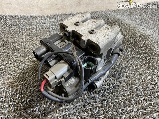 状態詳細 仕入れ時情報ではS14 シルビアと聞いていますが、 弊社でははっきりとした事がわからない為、画像にてご判断できる方のみのご入札でお願い致します。 ■ 商品状態 外観において、アルミ部分の酸化や全体的な使用感が見受けられます。 画像にて詳細をご確認ください。 肉眼で確認できる範囲ではクラックや曲がりといった大きな破損はありません。 ただし、弊社では実車への取り付けや通電による動作確認は行っていません。 電装部分および内部ポンプ等の動作については保証の対象外とさせていただいています。 現状渡しとなりますので、必要に応じてオーバーホールやメンテナンスのベース部品としてお考えください。 商品は中古品の為、キズ、除去しきれていない汚れ、相応の使用感などあります。 個人的な主観となりますので、必ず画像にてご判断をお願いします。 状態につきましては見落とし、記載漏れ等ある場合がございますのでご購入をお考えの方は不明点等あればお気軽にご質問ください。 付属品は画像の物がすべてとなります。　　掲載枚数の関係上、画像ではわかり難い部分もありますが、ご納得頂ける方のみでお願いします。 中古品という事をご理解頂き、ノークレーム、ノーリターンでお願い致します。 特徴 コンディションランク 【 D 】 要補修品 使用感があり大きなダメージがある商品。 故障や破損や一部欠品など、何かしらの訳あり商品ではありますが部品取りや補修・修理して使われる方など状態よりも価格重視の商品。 メーカー ニッサン タイプ 純正 型式・仕様 - 車種 - 品番 47600-98U00 管理番号 5T5-1544 P:Oku - D:Other - Ph:9 - SAGAWA　R:1630 / 22　-　18 - 15