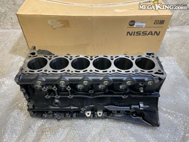状態詳細 ■ 商品概要 日産純正のスカイラインGT-R用RB26DETTエンジンに対応したN1仕様の強化シリンダーブロックです。 通常のブロックに比べてクラックが入りやすい箇所の肉厚が補強されており、 ハードなチューニングやサーキット走行にも耐えうる高い強度を持っています。 すでに絶版となっている希少な24U刻印の純正新品パーツです。 ■ 商品状態 こちらは新品の長期保管アウトレット品です。未使用の状態ですが、長期保管に伴うわずかな表面の変色や防錆剤の跡が見受けられます。 シリンダー内部や各面には目立つ大きなサビやキズはなく、 使用に問題のない良好な状態を保っています。 完全な状態を求める方は必要に応じて洗浄や面研などのメンテナンスを行ってください。 ■ 付属品 外箱が付属します。それ以外のボルトやガスケットなどのショートパーツは 付属していませんので、別途ご用意をお願いいたします。 【配達についてご注意】 受取人名が個人名の場合、西濃運輸の営業所止めとなります。 ※こちらの商品は代引き及び時間指定がお受けできませんのでご了承ください。 「お届け先情報」に法人、ショップ様名のご記載がない場合は、全て受取人は個人様宛と判断されます。 （当店から発送時に確認のご連絡は一切行なっておりませんのでご自身の責任においてご登録をお願い致します） ※法人様宛てはご指定の住所まで直接配達となります。 ご購入後は、ご理解いただいたものとしてお取り引きを進めさせていただきます。 この配達方法は運送会社からの取り決めとされております。 そのためお受取人様を法人またはショップ様にご指定いただくことを強くお勧めいたします ※ご注意 エンジン部品に関しては車種違いで取り付けできない場合を除いて、完全ノークレーム、ノーリターンとさせて頂きます。 万が一車種違いの場合は商品到着後1週間以内にご連絡下さい。 ※（1週間以内にご連絡が無い場合、クレームは、一切受け付けません） 商品は現品のみですので返金にて対応させていただきます。 補償範囲は商品の落札代金のみで、送料・取り付け工賃・その他諸費用は補償範囲外とさせていただきます。 以上の事項に同意される方のみご購入下さい。 特徴 コンディションランク 【 S 】 未使用・展示品 一定期間保管・展示されいていた商品。 商品画像撮影の為、開封の場合もあります。 メーカー 日産 タイプ 純正（N1仕様強化品） 型式・仕様 BNR34 車種 スカイライン GTR 品番 11000-24U00 カラー_素材 鋳鉄（ブラック塗装） サイズ ボアトップ径 約85.5mm 参考適合車種 BNR32 BCNR33 適合について 場合によっては加工が必要になる場合もございますので、マッチングに関しましては必ず上記記載車種を含め、ショップ等でご確認の上、ご入札ください。 適合に関しましてはあくまでも参考程度に記載しているため、適合を保証するものではありませんので一切クレームをお受けできないことをご了承ください。 あくまでもお客様の方でお調べ頂きご判断の上ご入札ください。 管理番号 T6-554 P:Taka - D:Other - Ph:20 - SEINO　R:11500 / 90　-　46 - 35