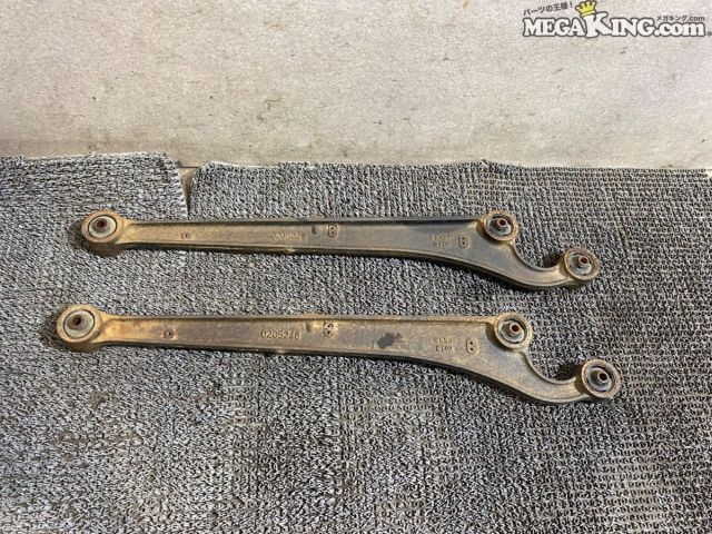 状態詳細 ■ 商品概要 スズキ ジムニー（JB23W）用の純正トレーリングアーム左右セットです。 足回りの補修用やブッシュ打ち替え用のベースパーツとしてお使いいただけます。 ■ 商品状態 金属部分には全体的にサビが多く見受けられますが、クラックや著しい曲がりはなさそうです。 ゴムブッシュ部分には大きなひび割れや著しい劣化が見られます。（9枚目画像参照） ブッシュは交換前提でお考え下さい。 商品は中古品の為、キズ、除去しきれていない汚れ、相応の使用感などあります。 個人的な主観となりますので、必ず画像にてご判断をお願いします。 状態につきましては見落とし、記載漏れ等ある場合がございますのでご購入をお考えの方は不明点等あればお気軽にご質問ください。 完璧な状態を求める方はO/H前提にご入札をお願いします。 ※消耗品のパーツに関しては基本的に交換前提でお願いします。 付属品は画像の物がすべてとなります。　　掲載枚数の関係上、画像ではわかり難い部分もありますが、ご納得頂ける方のみでお願いします。 中古品という事をご理解頂き、ノークレーム、ノーリターンでお願い致します。 ※ご注意 車高調、サスペンション、ショック、足廻り部品に関しては車種違いで取り付けできない場合を除いて、完全ノークレーム、ノーリターンとさせて頂きます。 万が一車種違いの場合は商品到着後1週間以内にご連絡下さい。 ※（1週間以内にご連絡が無い場合、クレームは、一切受け付けません） 商品は現品のみですので返金にて対応させていただきます。 補償範囲は商品の落札代金のみで、送料・取り付け工賃・その他諸費用は補償範囲外とさせていただきます。 以上の事項に同意される方のみご購入下さい。 特徴 コンディションランク 【 C 】 一般中古品 使用感があり傷やダメージはありますが、問題なく使える一般的な商品。 メーカー スズキ タイプ 純正 型式・仕様 JB23W 車種 ジムニー 品番 0205246 KN349107 管理番号 2T9-930 P:Oku - D:Higu - Ph:9 - SAGAWA　R:3360 / 87　-　16 - 12