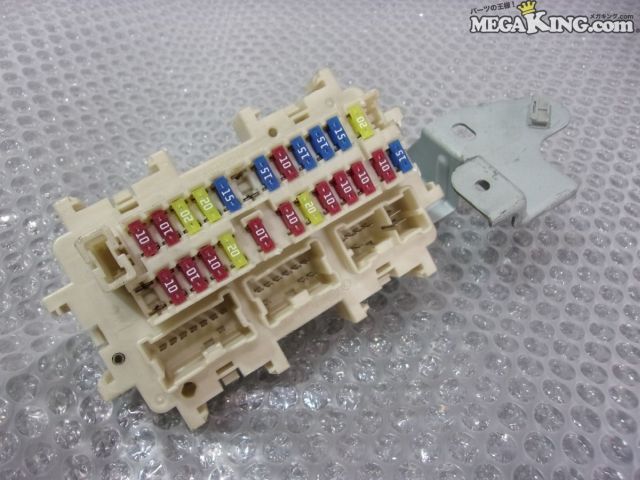 状態詳細 画像の物が全てとなりますので、付属品等は画像をご確認ください。 割れ、欠けは無さそうです。 商品は中古品の為、キズ、除去しきれていない汚れ、相応の使用感などあります。 個人的な主観となりますので、必ず画像にてご判断をお願いします。 状態につきましては見落とし、記載漏れ等ある場合がございますのでご購入をお考えの方は不明点等あればお気軽にご質問ください。 付属品は画像の物がすべてとなります。　　掲載枚数の関係上、画像ではわかり難い部分もありますが、ご納得頂ける方のみでお願いします。 中古品という事をご理解頂き、ノークレーム、ノーリターンでお願い致します。 特徴 コンディションランク 【 C 】 一般中古品 使用感があり傷やダメージはありますが、問題なく使える一般的な商品。 メーカー ニッサン タイプ 純正 型式・仕様 R35 車種 GT-R 品番 JF00A 8H18 管理番号 2T2-1805 P:Sou - D:Higu - Ph:5 - SAGAWA　R:1340 / 22　-　9 - 10
