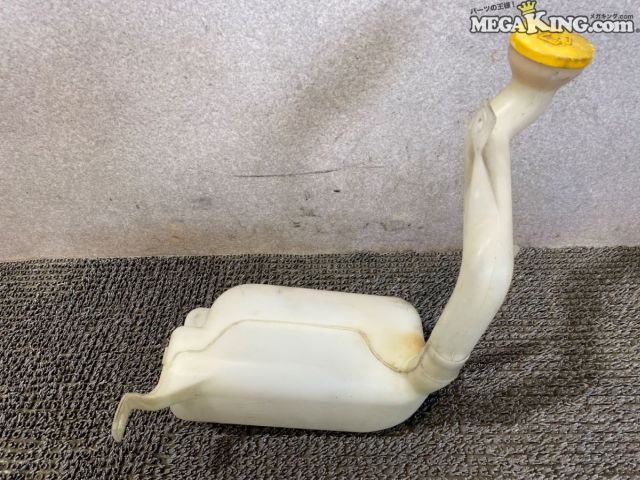 状態詳細 ■ 商品概要 日産 スカイラインER34用の純正ウォッシャータンクです。ウォッシャーモーター（ポンプ）が2個付属している仕様で、黄色の純正キャップも残っています。現在では手に入りにくくなっている希少な当時物の純正パーツです。 ■ 商品状態 外観を確認したところ、タンク本体に目立つ割れや欠けは見受けられません。経年によるプラスチック特有の黄ばみやくすみ、汚れがありますが、穴が空いて液漏れを起こしているような状態ではないと判断しています。付属している2個のモーター部分につきましては、弊社では通電および動作確認を行っていません。そのため、モーターを含む電装部分の動作は保証の対象外とさせていただいています。補修用のベース部品や予備パーツとしてお考えください。 商品は中古品の為、キズ、除去しきれていない汚れ、相応の使用感などあります。 個人的な主観となりますので、必ず画像にてご判断をお願いします。 状態につきましては見落とし、記載漏れ等ある場合がございますのでご購入をお考えの方は不明点等あればお気軽にご質問ください。 付属品は画像の物がすべてとなります。　　掲載枚数の関係上、画像ではわかり難い部分もありますが、ご納得頂ける方のみでお願いします。 中古品という事をご理解頂き、ノークレーム、ノーリターンでお願い致します。 特徴 コンディションランク 【 C 】 一般中古品 使用感があり傷やダメージはありますが、問題なく使える一般的な商品。 メーカー 日産 タイプ 純正 型式・仕様 ER34 車種 スカイライン 品番 - 管理番号 2T5-1795 P:Saku - D:Other - Ph:12 - SAGAWA　R:2570 / 45　-　43 - 22