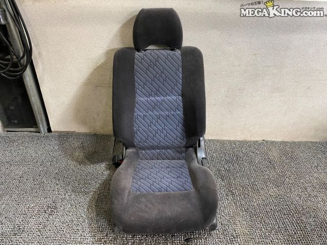 状態詳細 ■ 商品概要 S14シルビア後期より取り外した日産純正の助手席（左側）シートです。 人気車種の当時物パーツであり、 内装の純正戻しや傷んだシートの補修ベースとして活用できます。 ネイビー系カラーのファブリック生地が採用されています。 ■ 商品状態 リクライニング機能およびシートレールのスライド動作は 引っかかりなくスムーズに動くことを確認しています。 表側の生地に目立つ破れは見受けられませんが、 年式相応の使用に伴うクッションの軽いヘタリが見られます。 また、シート背面の生地部分に大きく型がついたような凹み痕が見受けられます。（10枚目画像参照） 金属フレームやスライドレール部分には経年による小キズや薄いサビがあります。 商品は中古品の為、キズ、除去しきれていない汚れ、相応の使用感などあります。 個人的な主観となりますので、必ず画像にてご判断をお願いします。 状態につきましては見落とし、記載漏れ等ある場合がございますのでご購入をお考えの方は不明点等あればお気軽にご質問ください。 付属品は画像の物がすべてとなります。　　掲載枚数の関係上、画像ではわかり難い部分もありますが、ご納得頂ける方のみでお願いします。 中古品という事をご理解頂き、ノークレーム、ノーリターンでお願い致します。 特徴 コンディションランク 【 C 】 一般中古品 使用感があり傷やダメージはありますが、問題なく使える一般的な商品。 メーカー ニッサン タイプ 純正 型式・仕様 S14 後期 車種 シルビア 品番 - カラー_素材 ネイビー系 サイズ ショルダー幅 約48.5cm 背幅 上 約26cm / 下 約32cm 座面 前 約34cm / 後ろ 約27.5cm 管理番号 2T9-192 P:Oku - D:Higu - Ph:10 - SAGAWA　R:8420 / 73　-　70 - 54