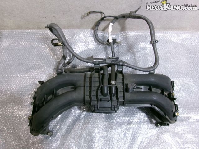 状態詳細 割れ、欠けは無さそうです。 商品は中古品の為、キズ、除去しきれていない汚れ、相応の使用感などあります。 個人的な主観となりますので、必ず画像にてご判断をお願いします。 状態につきましては見落とし、記載漏れ等ある場合がございますのでご購入をお考えの方は不明点等あればお気軽にご質問ください。 完璧な状態を求める方はO/H前提にご入札をお願いします。 ※消耗品のパーツに関しては基本的に交換前提でお願いします。 付属品は画像の物がすべてとなります。　　掲載枚数の関係上、画像ではわかり難い部分もありますが、ご納得頂ける方のみでお願いします。 中古品という事をご理解頂き、ノークレーム、ノーリターンでお願い致します。 ※ご注意 エンジン部品に関しては車種違いで取り付けできない場合を除いて、完全ノークレーム、ノーリターンとさせて頂きます。 万が一車種違いの場合は商品到着後1週間以内にご連絡下さい。 ※（1週間以内にご連絡が無い場合、クレームは、一切受け付けません） 商品は現品のみですので返金にて対応させていただきます。 補償範囲は商品の落札代金のみで、送料・取り付け工賃・その他諸費用は補償範囲外とさせていただきます。 以上の事項に同意される方のみご購入下さい。 特徴 コンディションランク 【 C 】 一般中古品 使用感があり傷やダメージはありますが、問題なく使える一般的な商品。 メーカー トヨタ タイプ 純正 型式・仕様 ZN6 車種 86 品番 81601 ?00 管理番号 T2-700 P:Oku - D:Higu - Ph:7 - SAGAWA　R:3660 / 70　-　36 - 22