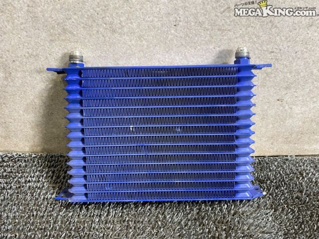 状態詳細 ■ 商品概要 汎用パーツとして幅広くお使いいただける14段タイプの社外オイルクーラーコアです。 鮮やかなブルーカラーで、サーキット走行やカスタム車両の油温管理、 または損傷したコアの補修用パーツとしてご活用いただけます。 ■ 商品状態 冷却フィンの部分に軽度の曲がりが見受けられます。（2枚目画像参照） また、固定用ステーの部分にも少しの曲がりと塗装の剥がれがあります。（3枚目画像参照） オイルライン自体に目立つクラックは見受けられず、現状でまだ使用は可能な状態です。 商品は中古品の為、キズ、除去しきれていない汚れ、相応の使用感などあります。 個人的な主観となりますので、必ず画像にてご判断をお願いします。 状態につきましては見落とし、記載漏れ等ある場合がございますのでご購入をお考えの方は不明点等あればお気軽にご質問ください。 完璧な状態を求める方はO/H前提にご入札をお願いします。 ※消耗品のパーツに関しては基本的に交換前提でお願いします。 付属品は画像の物がすべてとなります。　　掲載枚数の関係上、画像ではわかり難い部分もありますが、ご納得頂ける方のみでお願いします。 中古品という事をご理解頂き、ノークレーム、ノーリターンでお願い致します。 ※ご注意 エンジン部品に関しては車種違いで取り付けできない場合を除いて、完全ノークレーム、ノーリターンとさせて頂きます。 万が一車種違いの場合は商品到着後1週間以内にご連絡下さい。 ※（1週間以内にご連絡が無い場合、クレームは、一切受け付けません） 商品は現品のみですので返金にて対応させていただきます。 補償範囲は商品の落札代金のみで、送料・取り付け工賃・その他諸費用は補償範囲外とさせていただきます。 以上の事項に同意される方のみご購入下さい。 特徴 コンディションランク 【 C 】 一般中古品 使用感があり傷やダメージはありますが、問題なく使える一般的な商品。 メーカー 社外 タイプ - 型式・仕様 - 車種 - 品番 - サイズ コア 縦 約203mm × 横 約230mm × 厚み 約48mm 本体 縦 約205mm × 横 約290mm × 厚み 約50mm フィッティング径 約22mm 管理番号 T8-1056 P:Oku - D:Higu - Ph:8 - SAGAWA　R:2310 / 36　-　28 - 6