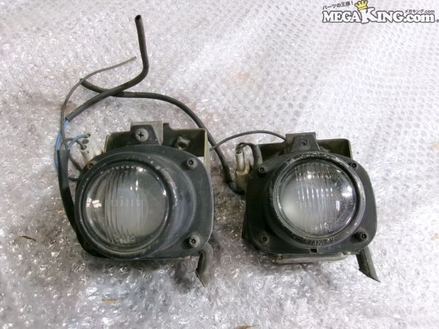 状態詳細 配線が切られています。 割れ、欠けは無さそうです。 商品は中古品の為、キズ、除去しきれていない汚れ、相応の使用感などあります。 個人的な主観となりますので、必ず画像にてご判断をお願いします。 状態につきましては見落とし、記載漏れ等ある場合がございますのでご購入をお考えの方は不明点等あればお気軽にご質問ください。 付属品は画像の物がすべてとなります。　　掲載枚数の関係上、画像ではわかり難い部分もありますが、ご納得頂ける方のみでお願いします。 中古品という事をご理解頂き、ノークレーム、ノーリターンでお願い致します。 特徴 コンディションランク 【 C 】 一般中古品 使用感があり傷やダメージはありますが、問題なく使える一般的な商品。 メーカー スズキ タイプ 純正 型式・仕様 CV21S 車種 ワゴンR 品番 35500-74F00 010-2495 STANLEY 74FC サイズ 外径：約63mm 管理番号 2S7-672 P:Oku - D:Higu - Ph:8 - SAGAWA　R:1630 / 23　-　15 - 12