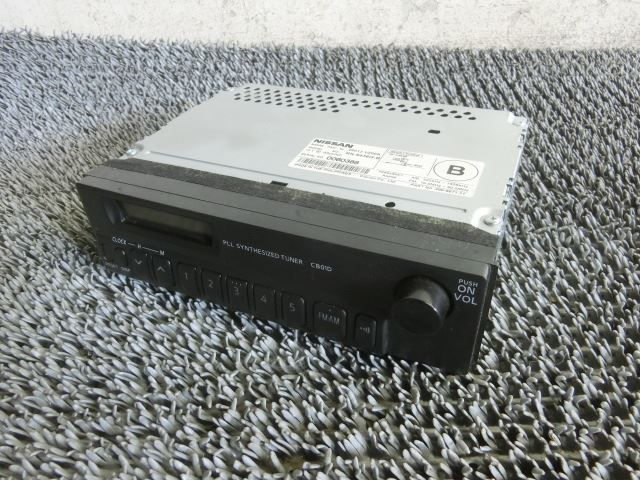 【中古】VWE25 キャラバン 後期 純正 ラジオ チューナー デッキ AM FM 28013-VZ00A / G1-726