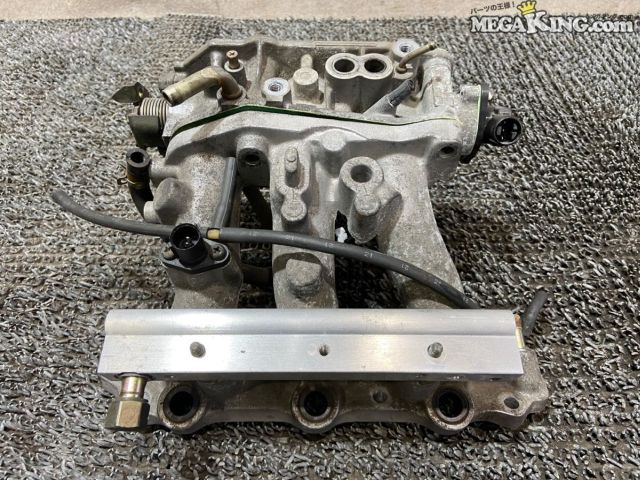 状態詳細 ■ 商品概要 ホンダ トゥデイ（JA4）純正のインテークマニホールドおよびスロットルボディのセットです。補修用やスペアパーツ、またはオーバーホールベースとしてご活用いただけます。 ■ 商品状態 全体的に経年や使用に伴う擦り傷や白腐食が目立ちます。 目視で確認した限りでは、クラックや大きな曲がりなどの致命的なダメージは見受けられません。 スロットルバタフライにつきましては手動での開閉動作を確認しています。 なお、パーツの過不足に関しては不明の為、不足品は別途ご用意ください。 商品は中古品の為、キズ、除去しきれていない汚れ、相応の使用感などあります。 個人的な主観となりますので、必ず画像にてご判断をお願いします。 状態につきましては見落とし、記載漏れ等ある場合がございますのでご購入をお考えの方は不明点等あればお気軽にご質問ください。 完璧な状態を求める方はO/H前提にご入札をお願いします。 ※消耗品のパーツに関しては基本的に交換前提でお願いします。 付属品は画像の物がすべてとなります。　　掲載枚数の関係上、画像ではわかり難い部分もありますが、ご納得頂ける方のみでお願いします。 中古品という事をご理解頂き、ノークレーム、ノーリターンでお願い致します。 ※ご注意 エンジン部品に関しては車種違いで取り付けできない場合を除いて、完全ノークレーム、ノーリターンとさせて頂きます。 万が一車種違いの場合は商品到着後1週間以内にご連絡下さい。 ※（1週間以内にご連絡が無い場合、クレームは、一切受け付けません） 商品は現品のみですので返金にて対応させていただきます。 補償範囲は商品の落札代金のみで、送料・取り付け工賃・その他諸費用は補償範囲外とさせていただきます。 以上の事項に同意される方のみご購入下さい。 特徴 コンディションランク 【 C 】 一般中古品 使用感があり傷やダメージはありますが、問題なく使える一般的な商品。 メーカー ホンダ タイプ 純正 型式・仕様 JA4 車種 トゥデイ 品番 - 管理番号 2T9-683 P:Bu - D:Higu - Ph:10 - SAGAWA　R:2310 / 31　-　24 - 22