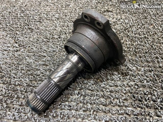 状態詳細 ■ 商品概要 日産 S14シルビア用の純正デフサイドフランジ（差し込み部長さ約104mm、30山）です。 予備パーツや補修ベース、流用パーツとしてお使いいただけます。 ■ 商品状態 使用に伴うすり傷や小傷、軽微なオイル汚れや表面の薄錆が見受けられます。 スプライン部や接合面、ネジ部に目立つ損傷やクラックはなく、まだ使用可能です。 商品は中古品の為、キズ、除去しきれていない汚れ、相応の使用感などあります。 個人的な主観となりますので、必ず画像にてご判断をお願いします。 状態につきましては見落とし、記載漏れ等ある場合がございますのでご購入をお考えの方は不明点等あればお気軽にご質問ください。 完璧な状態を求める方はO/H前提にご入札をお願いします。 ※消耗品のパーツに関しては基本的に交換前提でお願いします。 付属品は画像の物がすべてとなります。　　掲載枚数の関係上、画像ではわかり難い部分もありますが、ご納得頂ける方のみでお願いします。 中古品という事をご理解頂き、ノークレーム、ノーリターンでお願い致します。 ※ご注意 エンジン部品に関しては車種違いで取り付けできない場合を除いて、完全ノークレーム、ノーリターンとさせて頂きます。 万が一車種違いの場合は商品到着後1週間以内にご連絡下さい。 ※（1週間以内にご連絡が無い場合、クレームは、一切受け付けません） 商品は現品のみですので返金にて対応させていただきます。 補償範囲は商品の落札代金のみで、送料・取り付け工賃・その他諸費用は補償範囲外とさせていただきます。 以上の事項に同意される方のみご購入下さい。 特徴 コンディションランク 【 C 】 一般中古品 使用感があり傷やダメージはありますが、問題なく使える一般的な商品。 メーカー ニッサン タイプ 純正 型式・仕様 S14 車種 シルビア 品番 - サイズ 差し込み部長さ約104mm 30山 管理番号 2T9-1506 P:Sou - D:Higu - Ph:5 - SAGAWA　R:1340 / 16　-　12 - 12