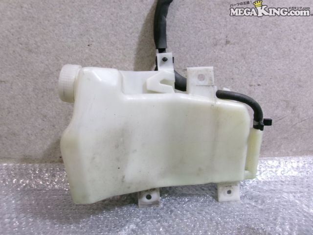状態詳細 割れ、欠けは無さそうです。 商品は中古品の為、キズ、除去しきれていない汚れ、相応の使用感などあります。 個人的な主観となりますので、必ず画像にてご判断をお願いします。 状態につきましては見落とし、記載漏れ等ある場合がございますのでご購入をお考えの方は不明点等あればお気軽にご質問ください。 完璧な状態を求める方はO/H前提にご入札をお願いします。 ※消耗品のパーツに関しては基本的に交換前提でお願いします。 付属品は画像の物がすべてとなります。　　掲載枚数の関係上、画像ではわかり難い部分もありますが、ご納得頂ける方のみでお願いします。 中古品という事をご理解頂き、ノークレーム、ノーリターンでお願い致します。 ※ご注意 エンジン部品に関しては車種違いで取り付けできない場合を除いて、完全ノークレーム、ノーリターンとさせて頂きます。 万が一車種違いの場合は商品到着後1週間以内にご連絡下さい。 ※（1週間以内にご連絡が無い場合、クレームは、一切受け付けません） 商品は現品のみですので返金にて対応させていただきます。 補償範囲は商品の落札代金のみで、送料・取り付け工賃・その他諸費用は補償範囲外とさせていただきます。 以上の事項に同意される方のみご購入下さい。 特徴 コンディションランク 【 C 】 一般中古品 使用感があり傷やダメージはありますが、問題なく使える一般的な商品。 メーカー いすゞ タイプ 純正 型式・仕様 TRG-NHR85A 車種 エルフ 品番 - 管理番号 2T2-462 P:Oku - D:Higu - Ph:4 - SAGAWA　R:2310 / 34　-　30 - 14