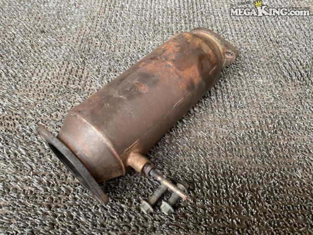 状態詳細 ■ 商品状態 タイコ表面にはプレートが剥がれた跡があります。 また、付属しているセンサーはコードが切断されている状態です。 しかしながら、本体にクラックや大きな曲がりはなく、 タイコ内のカサつきや棚落ち、ハニカム構造の崩れもなさそうです。 全体的に使用感や経年変化はありますが、まだ使用可能だと思います。 商品は中古品の為、キズ、除去しきれていない汚れ、相応の使用感などあります。 個人的な主観となりますので、必ず画像にてご判断をお願いします。 状態につきましては見落とし、記載漏れ等ある場合がございますのでご購入をお考えの方は不明点等あればお気軽にご質問ください。 付属品は画像の物がすべてとなります。　　掲載枚数の関係上、画像ではわかり難い部分もありますが、ご納得頂ける方のみでお願いします。 中古品という事をご理解頂き、ノークレーム、ノーリターンでお願い致します。 特徴 コンディションランク 【 C 】 一般中古品 使用感があり傷やダメージはありますが、問題なく使える一般的な商品。 メーカー 社外 タイプ - 型式・仕様 S14 後期 車種 シルビア 品番 - カラー_素材 アルミ サイズ 全長：約315mm 取り付けパイプ径：約80mm 取り付けピッチ径：約108mm タイコ径：約110mm 管理番号 2T6-1870 P:Saku - D:Higu - Ph:10 - SAGAWA　R:2310 / 21　-　38 - 15